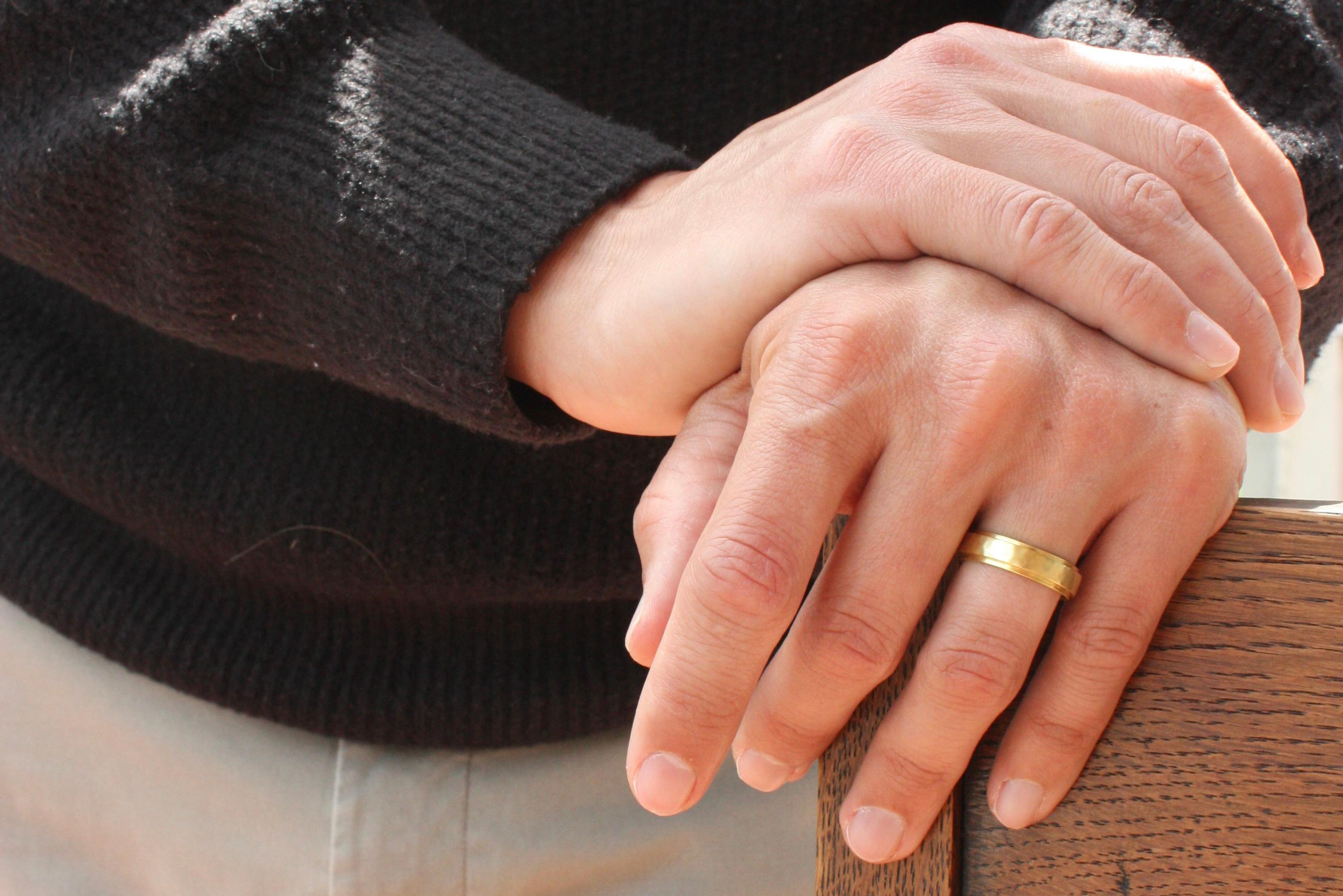 En vente :  Anneau de mariage 5mm à bords arrondis - fait à la main aux USA, or californien 20K, martelé 2