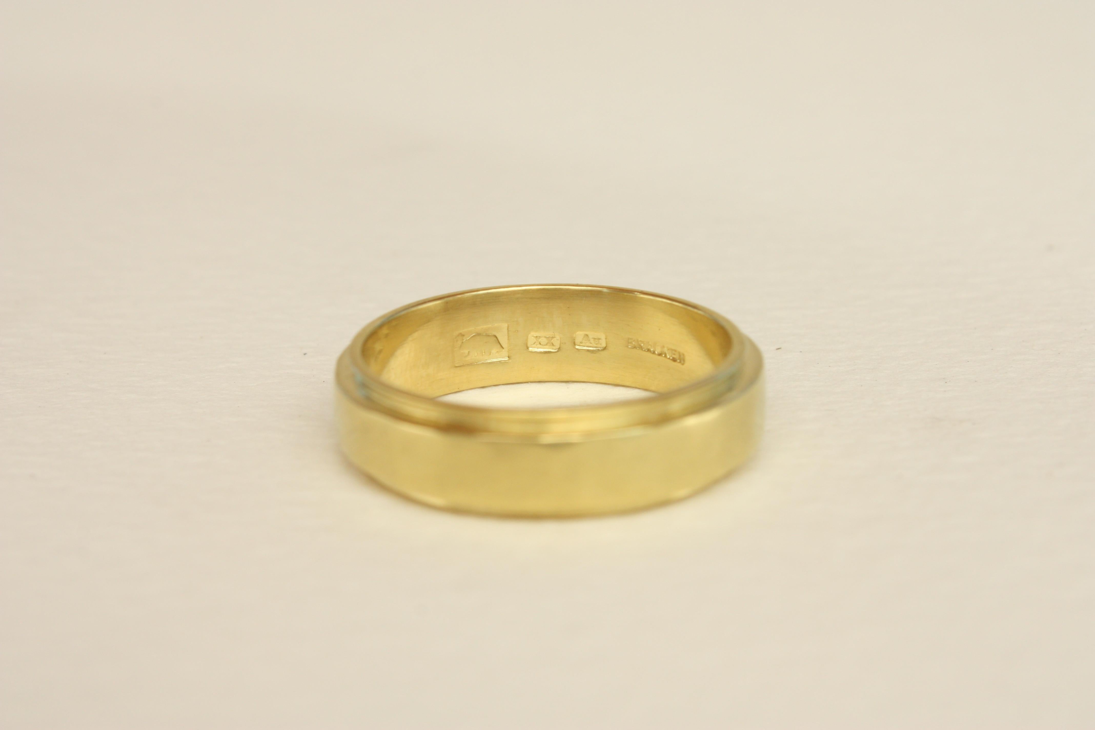 En vente :  Anneau de mariage 5mm à bords arrondis - fait à la main aux USA, or californien 20K, martelé 6