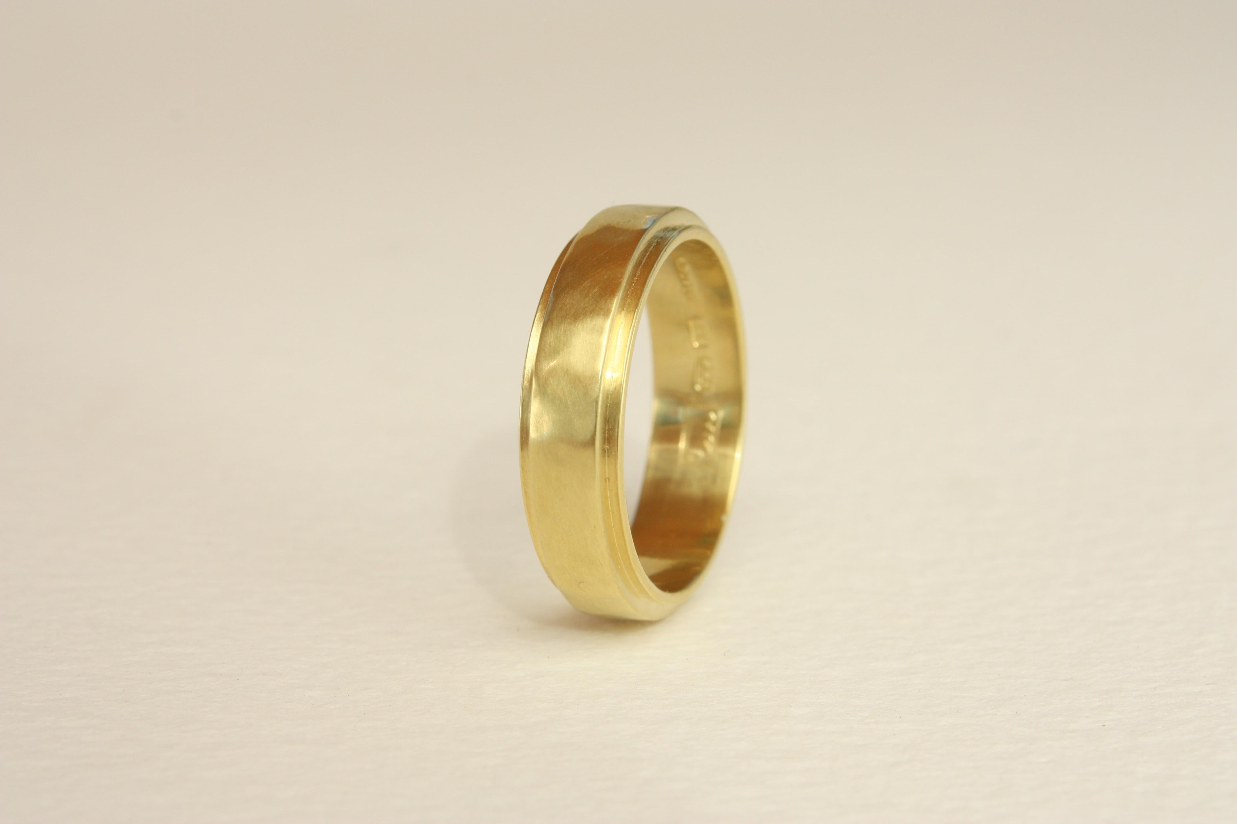 En vente :  Anneau de mariage 5mm à bords arrondis - fait à la main aux USA, or californien 20K, martelé 7
