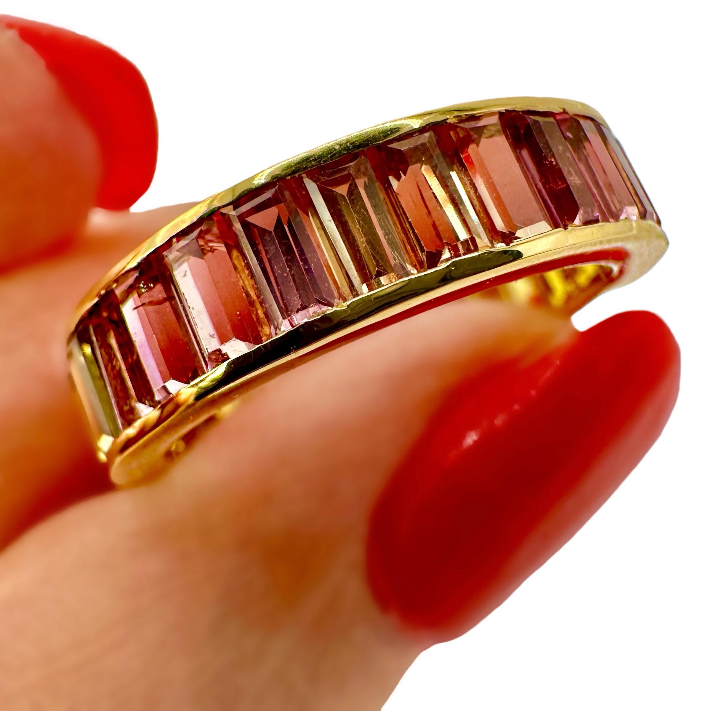 5 mm breiter Bandring aus 18 Karat Gelbgold mit einer Vielzahl von Topas in Kanalfassung 6