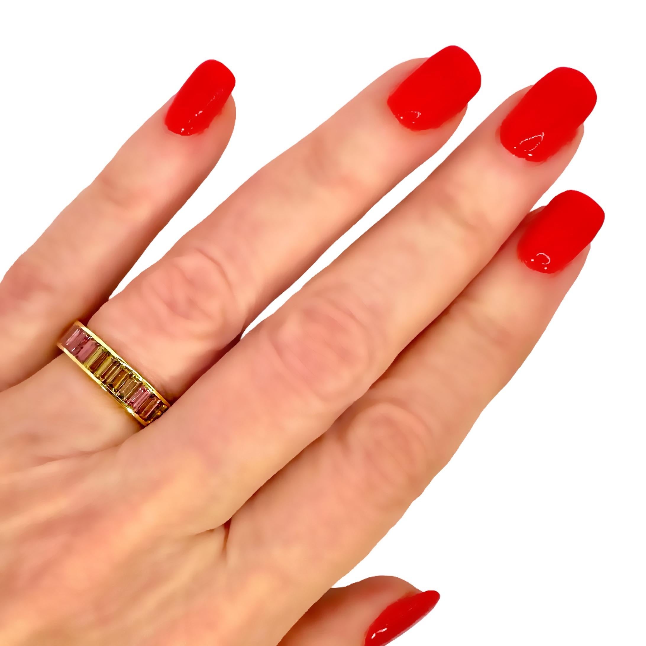 5 mm breiter Bandring aus 18 Karat Gelbgold mit einer Vielzahl von Topas in Kanalfassung 7