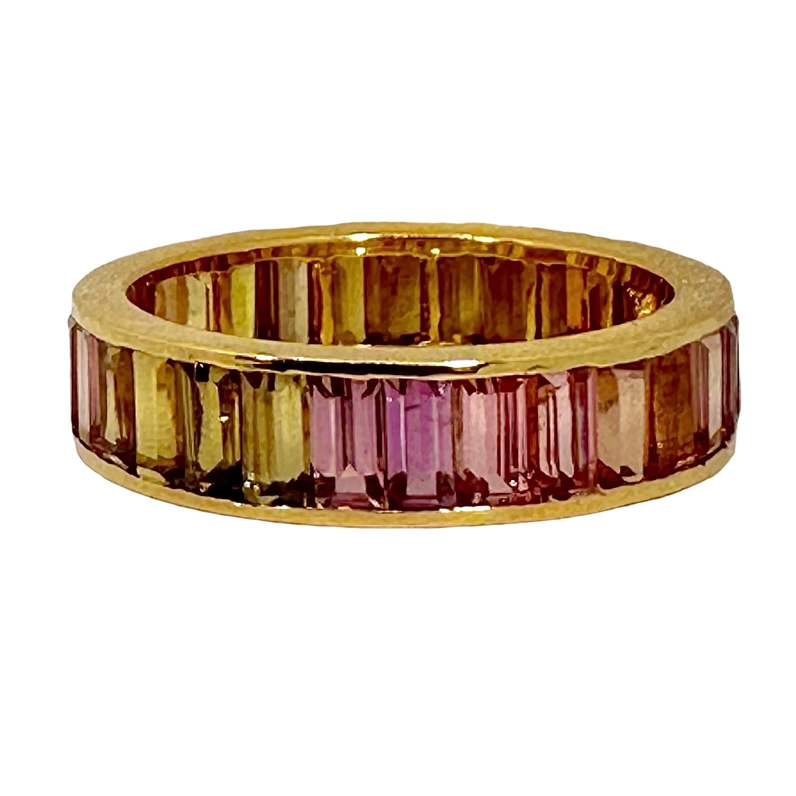 Ein 5 mm breiter Ewigkeitsring aus 18 Karat Gelbgold mit einem Topas in einer angenehmen Vielfalt von Farben von Gold bis Rosa. Bei jeder Drehung des Rings bietet sich dem Betrachter ein anderes Farbenspiel. Dieses mehrfarbige Band besteht aus