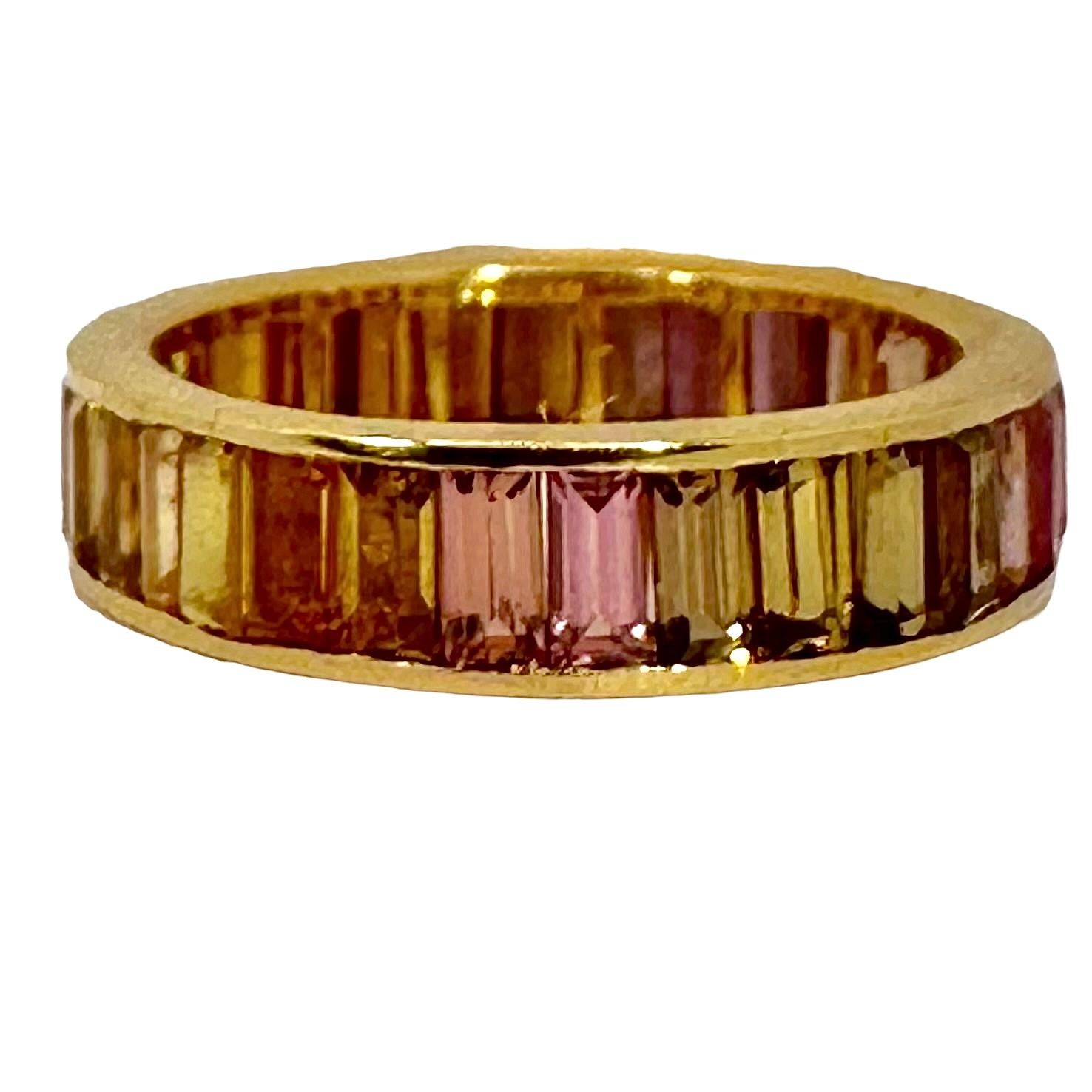5 mm breiter Bandring aus 18 Karat Gelbgold mit einer Vielzahl von Topas in Kanalfassung (Moderne)