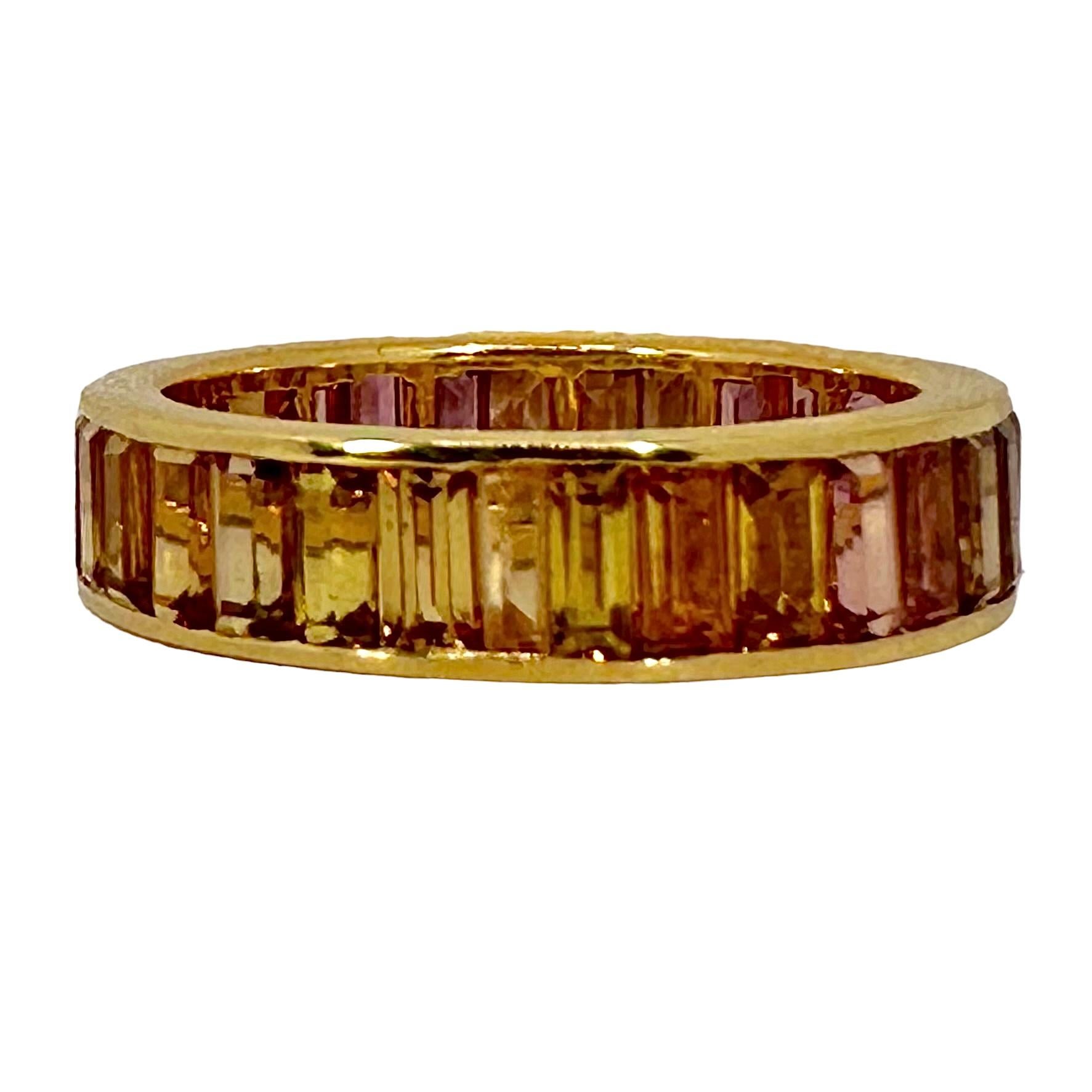 5 mm breiter Bandring aus 18 Karat Gelbgold mit einer Vielzahl von Topas in Kanalfassung (Baguetteschliff)