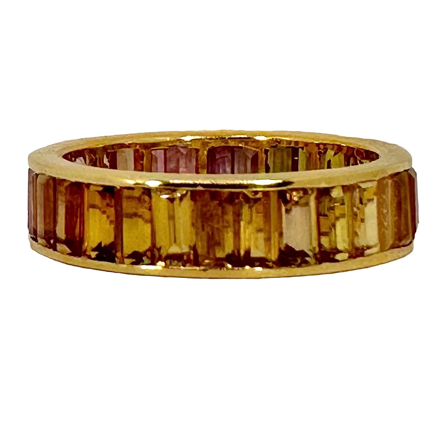 5 mm breiter Bandring aus 18 Karat Gelbgold mit einer Vielzahl von Topas in Kanalfassung im Zustand „Hervorragend“ in Palm Beach, FL