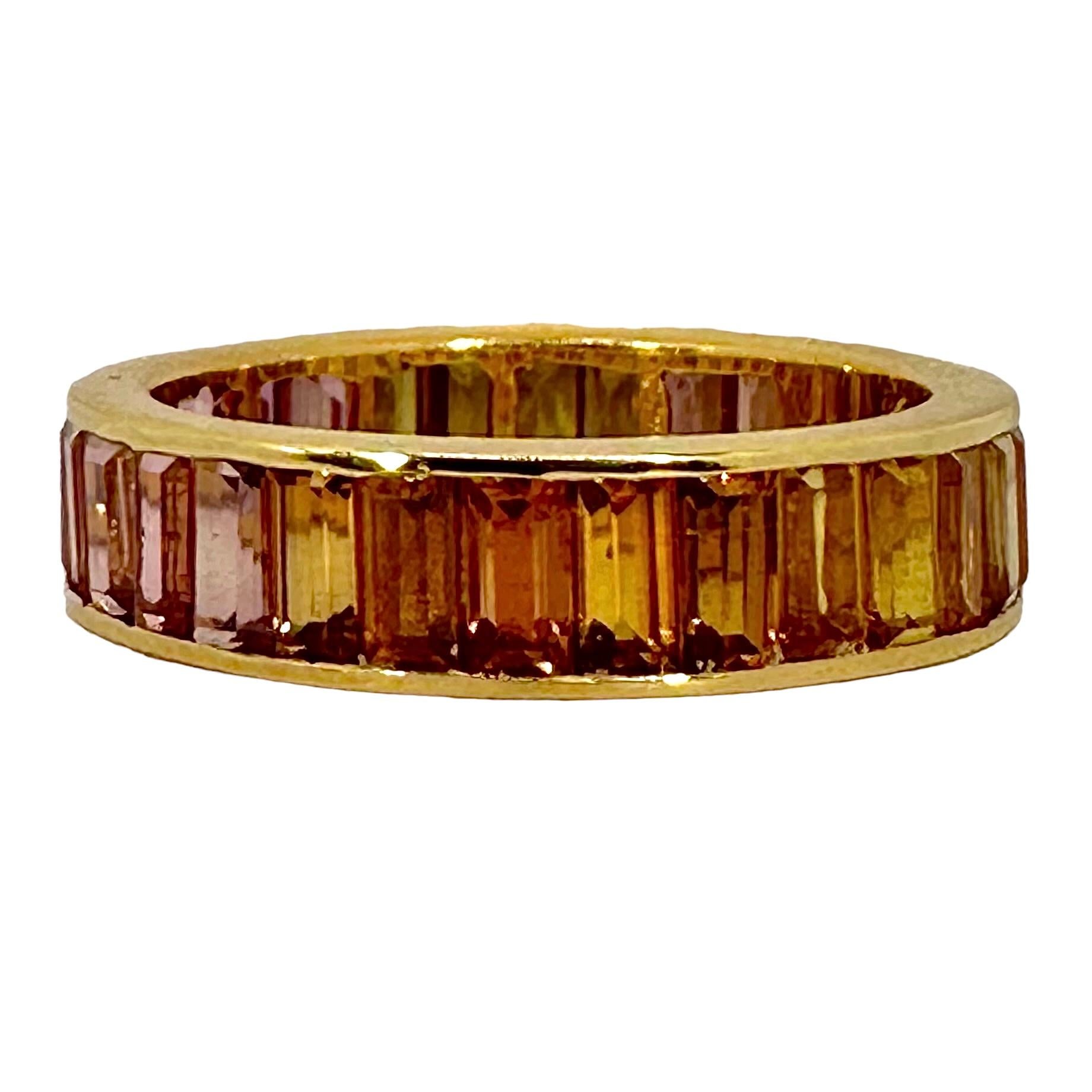 5 mm breiter Bandring aus 18 Karat Gelbgold mit einer Vielzahl von Topas in Kanalfassung für Damen oder Herren
