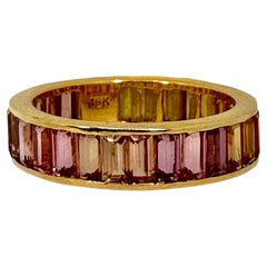 5 mm breiter Bandring aus 18 Karat Gelbgold mit einer Vielzahl von Topas in Kanalfassung