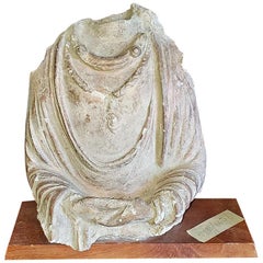 Un torse de Bouddha en stuc, Gandhara, 4e-5e siècle