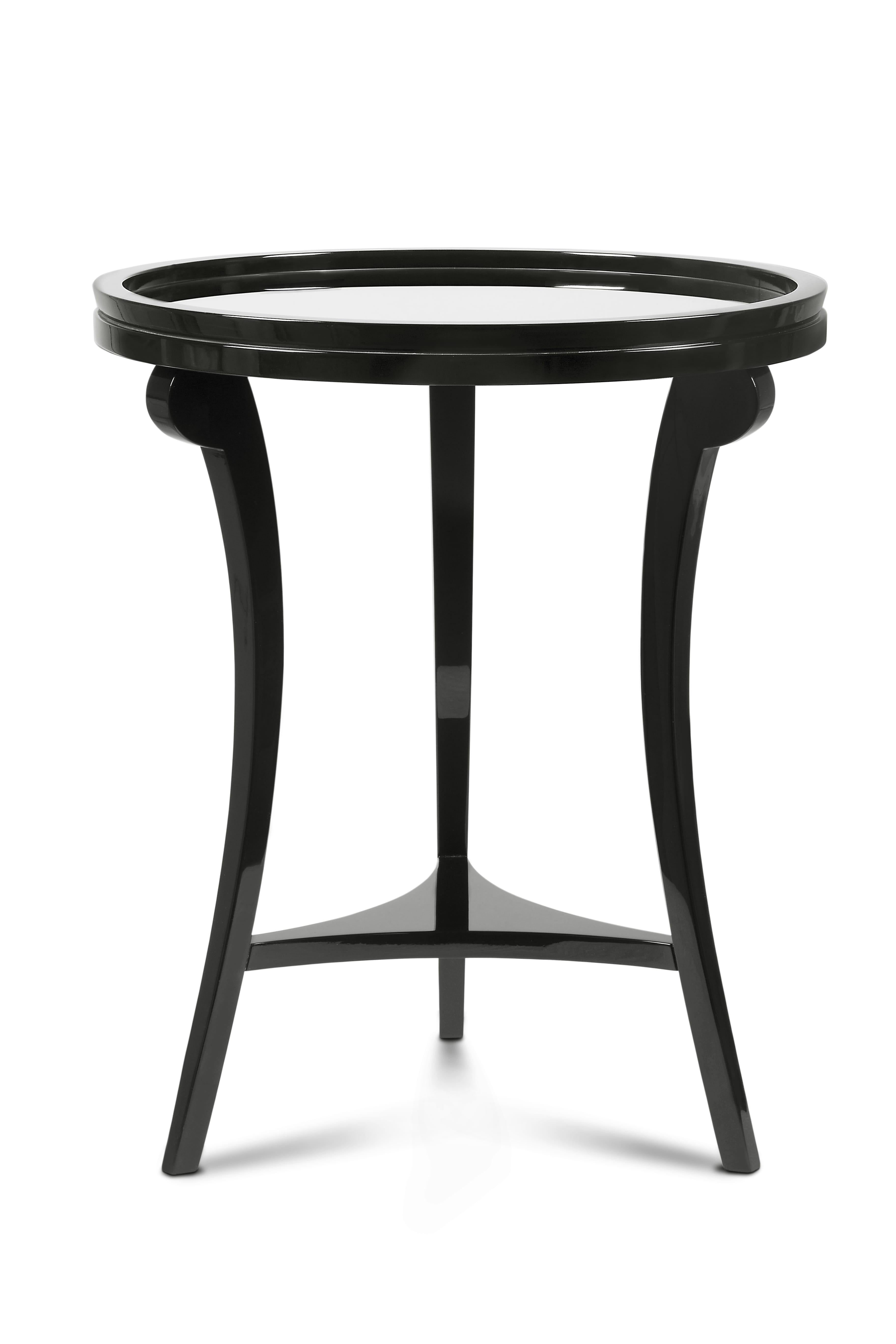 5th Avenue, in New York, inspired the name of this sophisticated décor piece. 5th table is a very elegant and stylish side table with a mirrored tabletop. This gorgeous side table will look perfect next to your favorite sofa. A round shaped top
