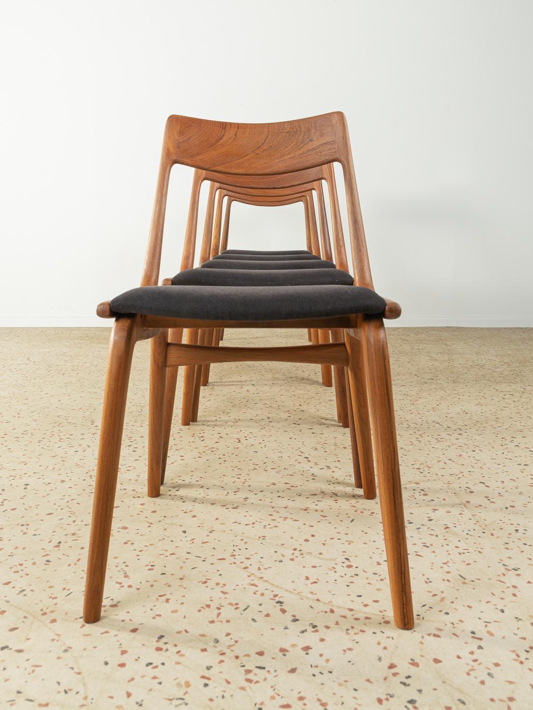 Classic dining chair Model 370 Boomerang from the 1950s with teak frame. The chairs have been reupholstered and covered with a high-quality upholstery fabric in black. The offer includes five chairs.

Quality Features:
 accomplished design: