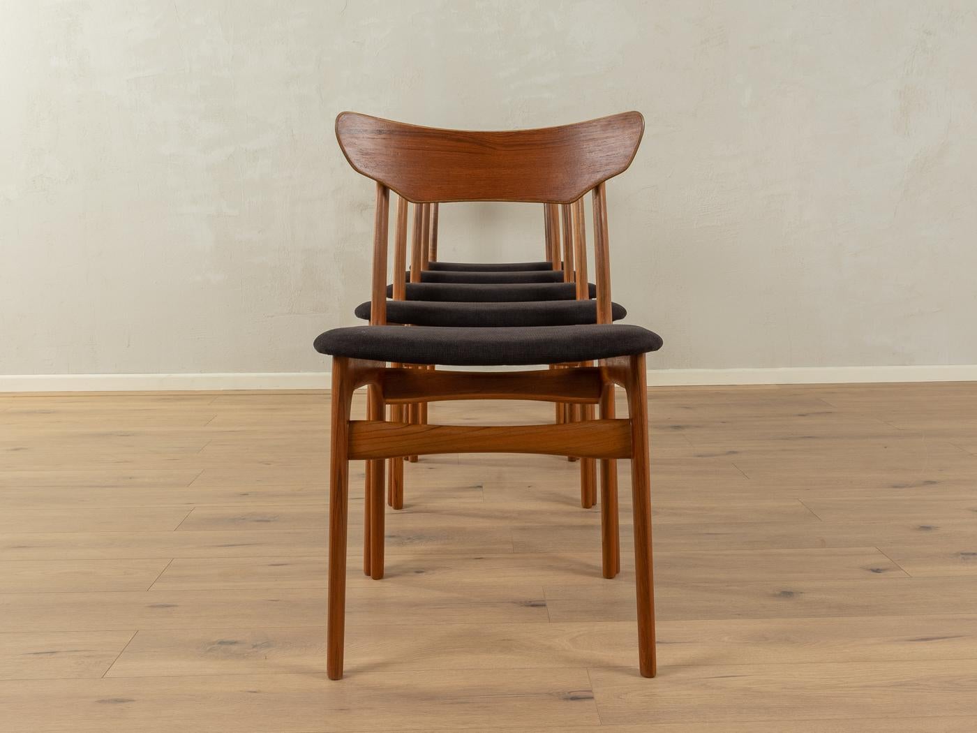 Elegante Stühle aus den 1960er Jahren von Schiønning & Elgaard für Randers Møbelfabrik. Rahmen aus massivem Teakholz. Die Stühle wurden neu gepolstert und mit einem hochwertigen Stoff in Schwarz bezogen. Das Angebot umfasst fünf