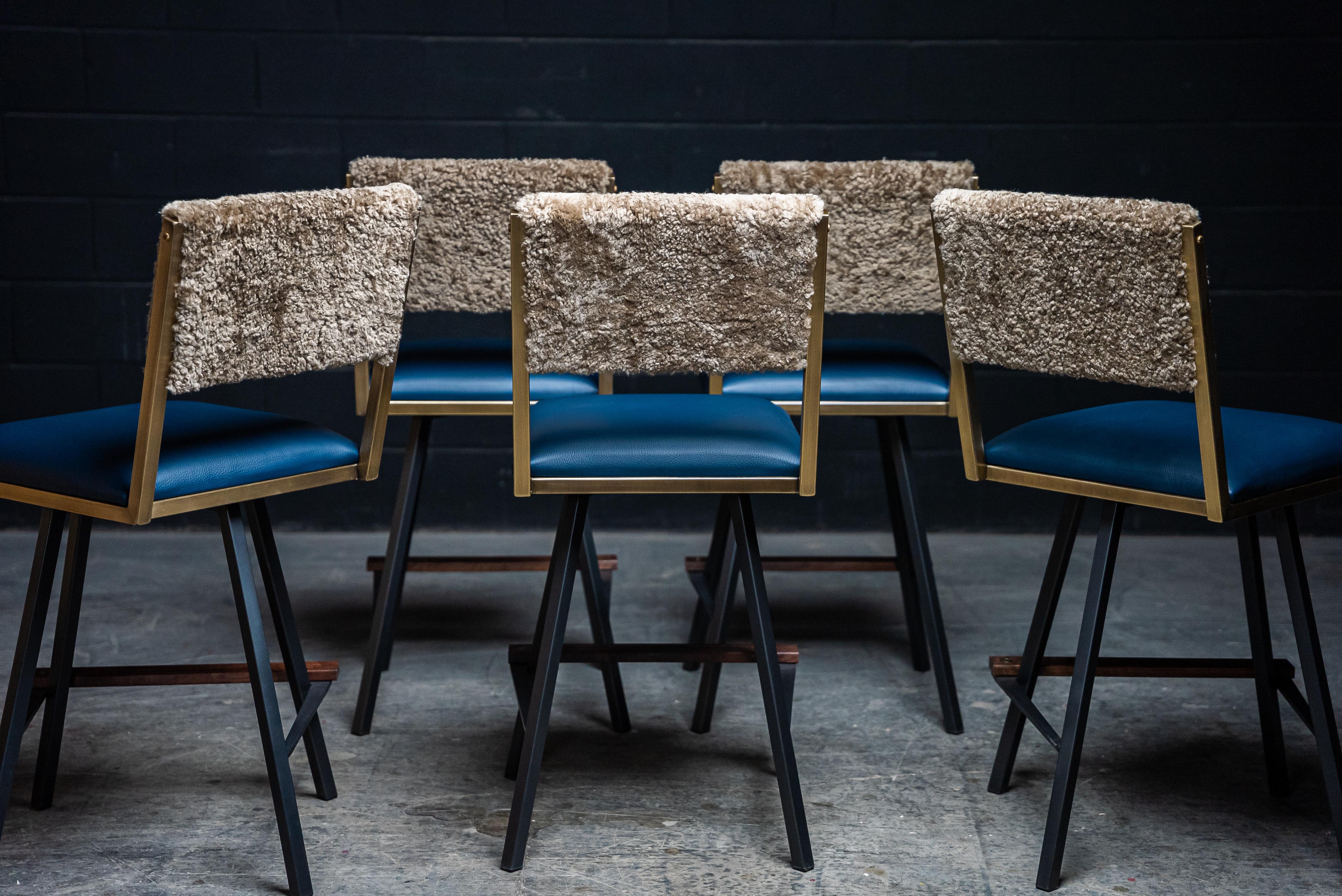 5x chaises de comptoir pivotantes Shaker, par Ambrozia, noyer, laiton, peau de mouton et cuir Neuf - En vente à Drummondville, Quebec