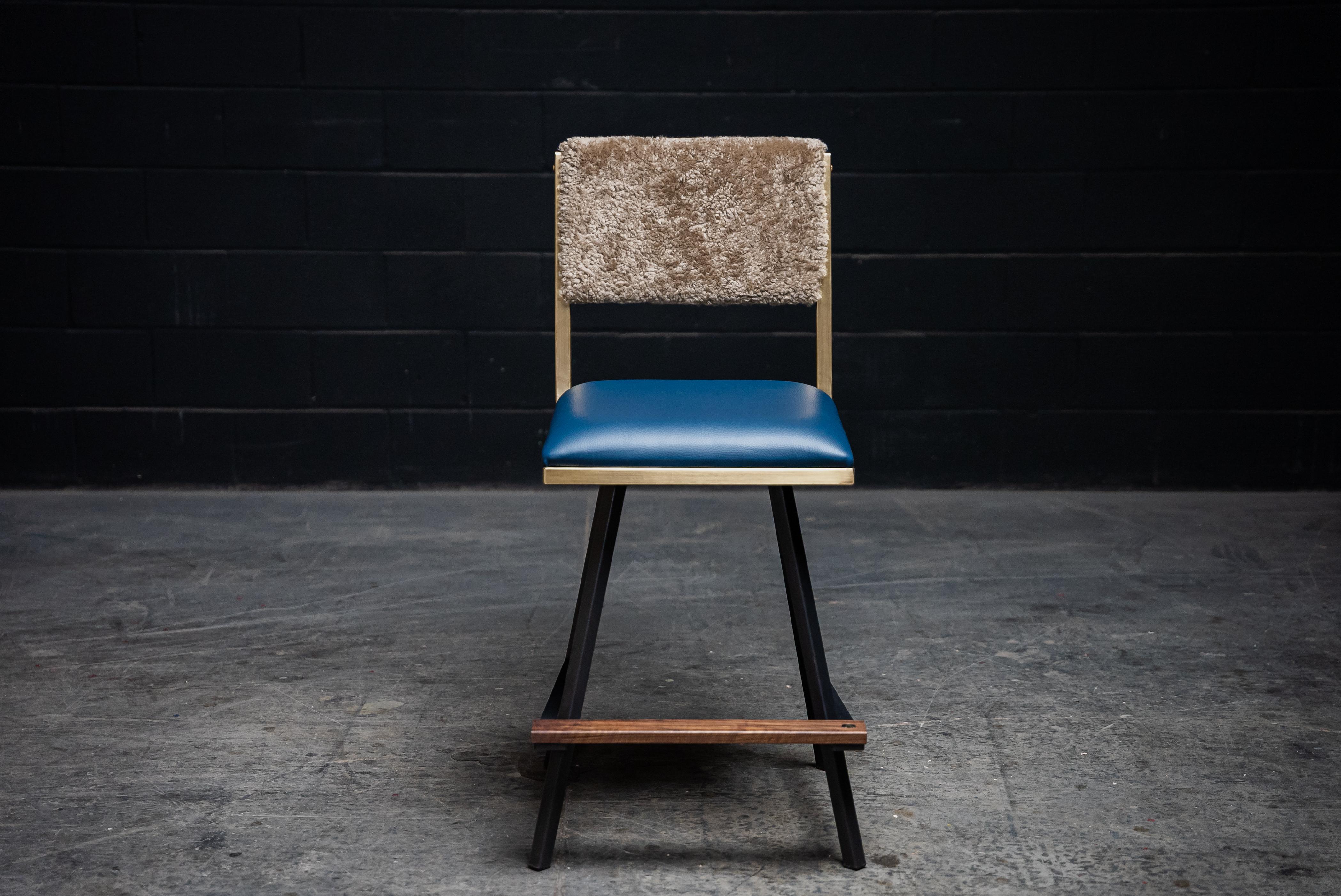 XXIe siècle et contemporain 5x chaises de comptoir pivotantes Shaker, par Ambrozia, noyer, laiton, peau de mouton et cuir en vente
