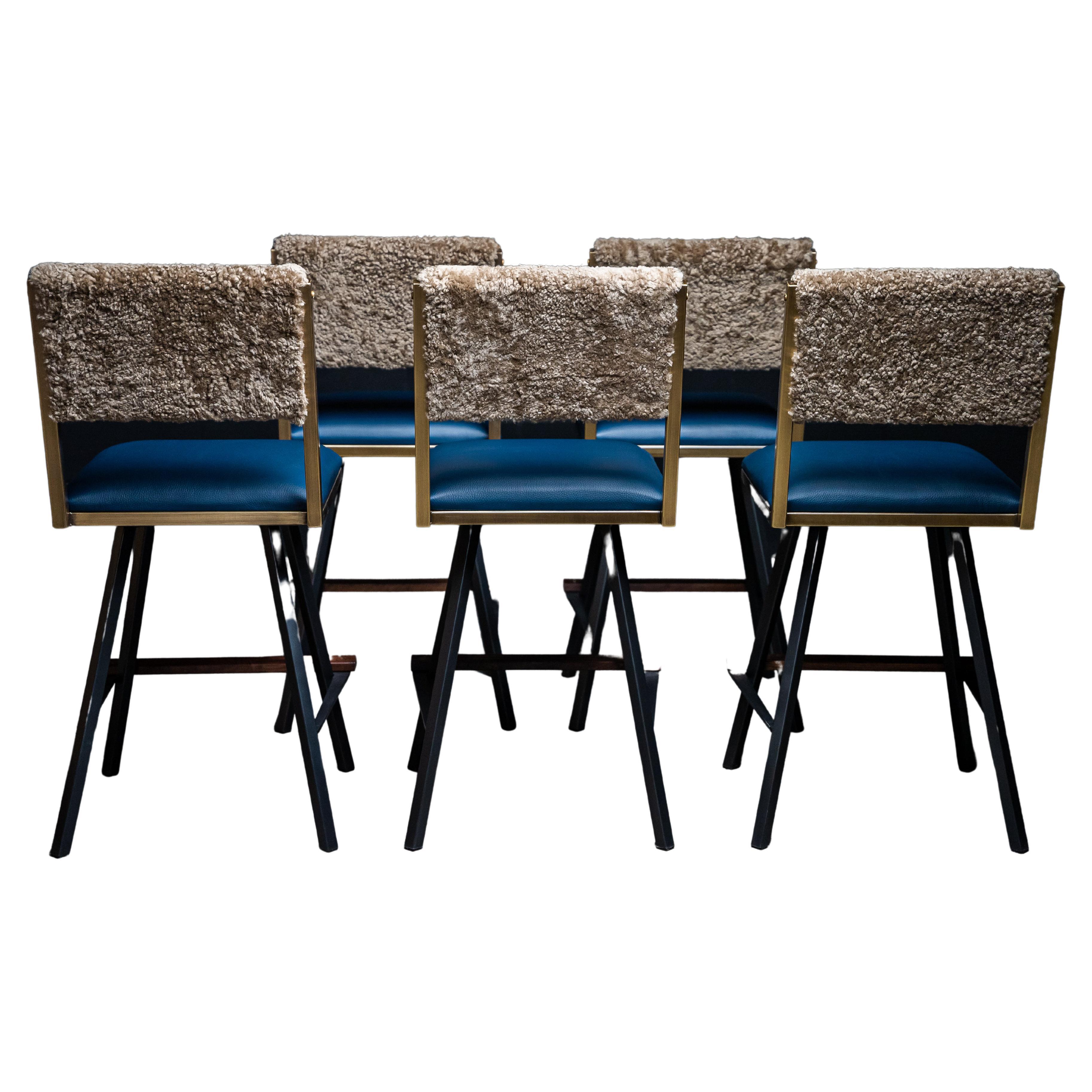 5x chaises de comptoir pivotantes Shaker, par Ambrozia, noyer, laiton, peau de mouton et cuir
