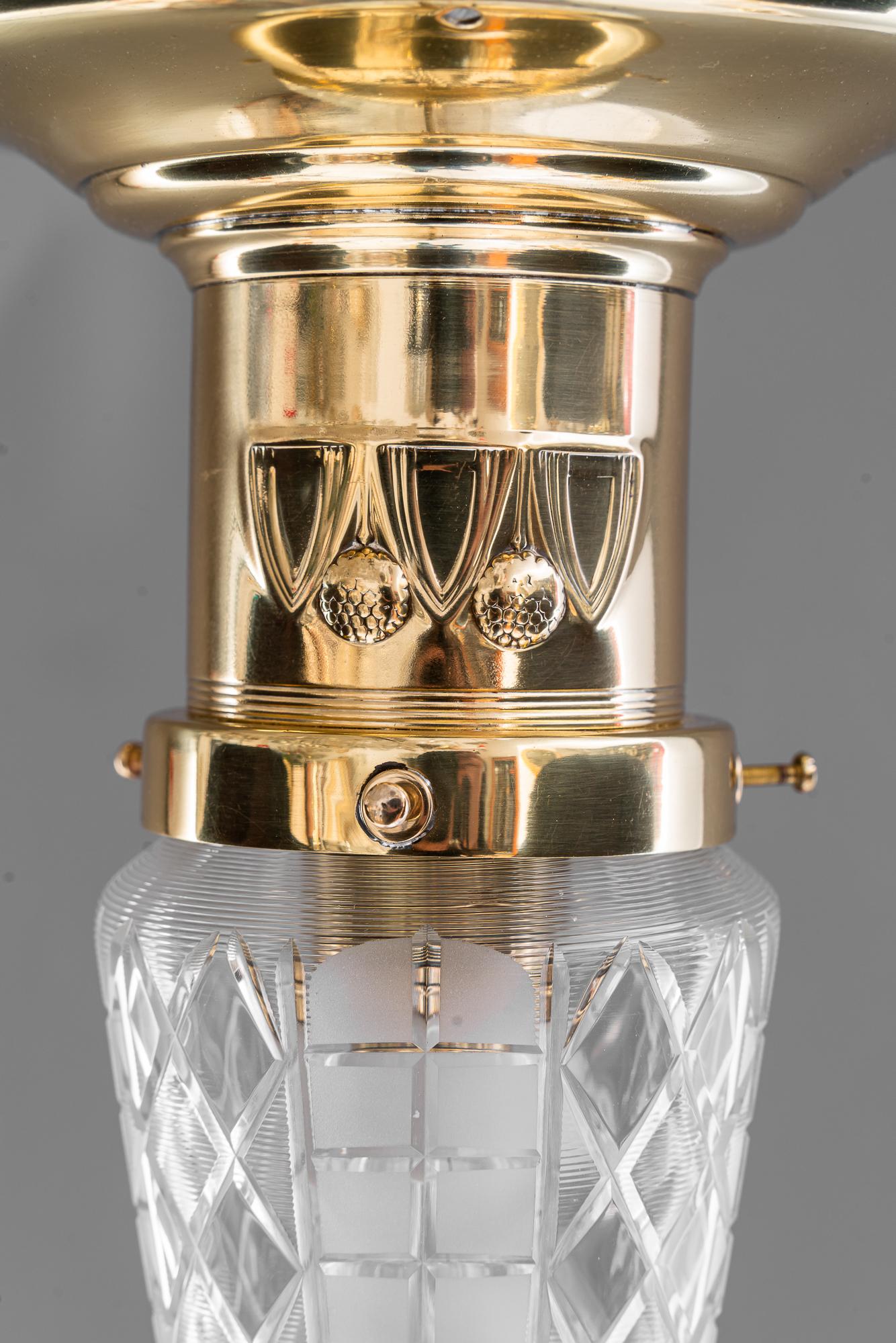 5x petites lampes de plafond art déco avec abat-jour en verre taillé vienne vers les années 1920
Laiton poli et émaillé au four
Belles décorations sur les cuivres
Abat-jour en verre taillé d'origine