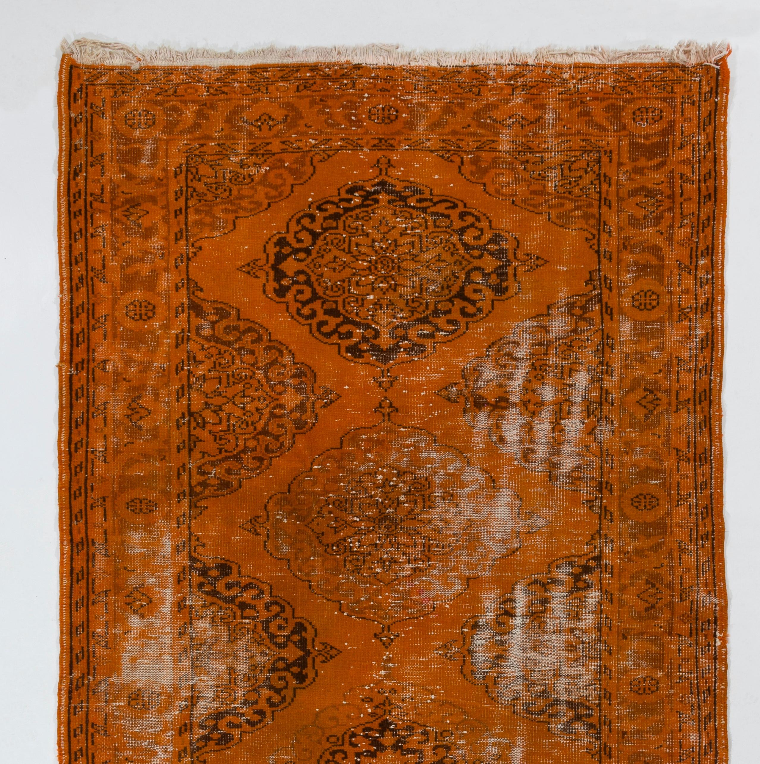 Ein türkischer Läufer im Vintage-Stil, neu gefärbt in verbranntem Orange, ideal für zeitgenössische Interieurs.
Fein handgeknüpft, niedriger Wollflor auf Baumwollbasis. Professionell gewaschen.
Robust und geeignet für stark frequentierte Bereiche,