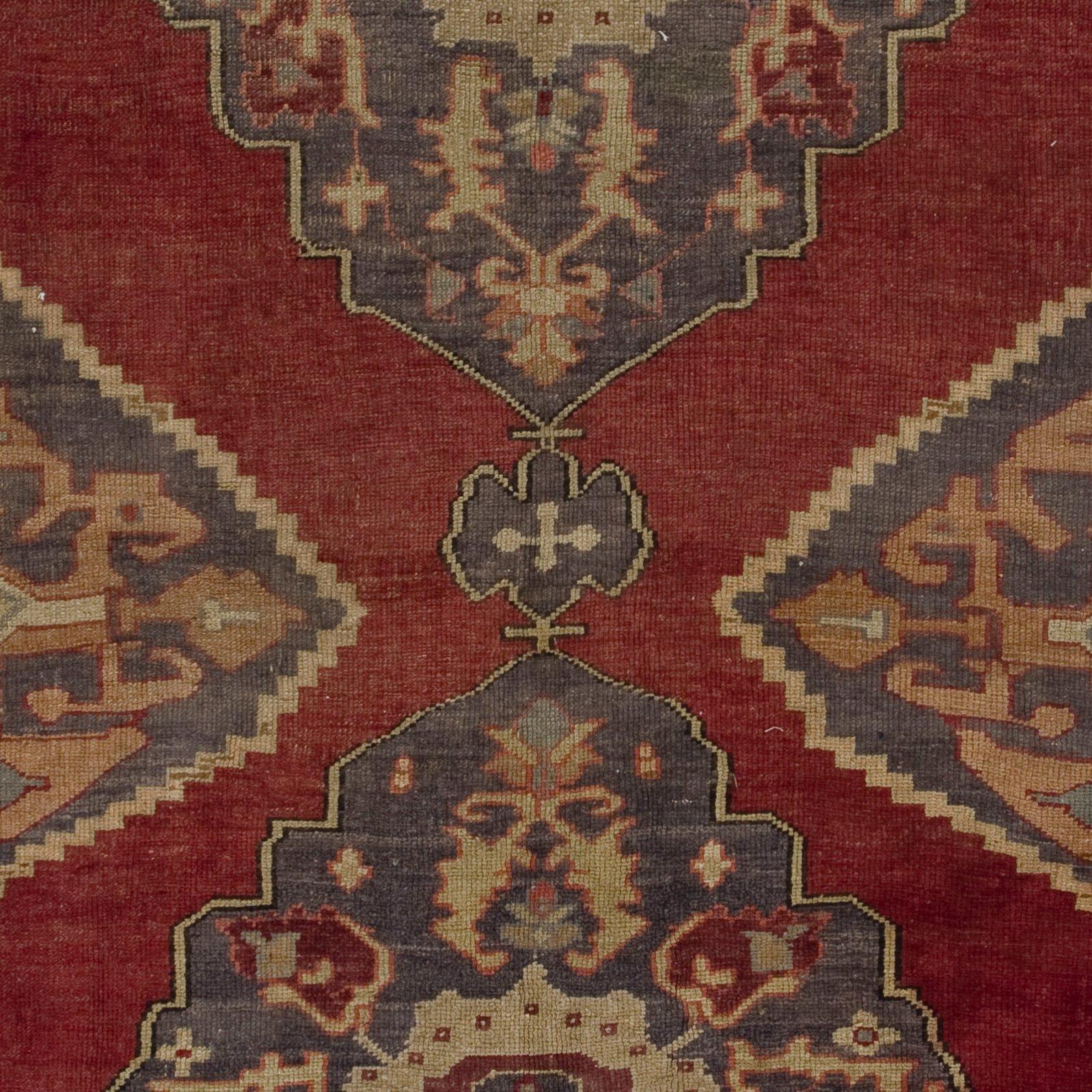 Dieser antike handgeknüpfte türkische Teppich aus dem frühen 20. Jahrhundert wurde von Nomaden hergestellt. Er hat einen glänzenden Wollflor auf Baumwollbasis und ist in einem sehr gut erhaltenen Originalzustand. Es zeigt zwei miteinander verbundene