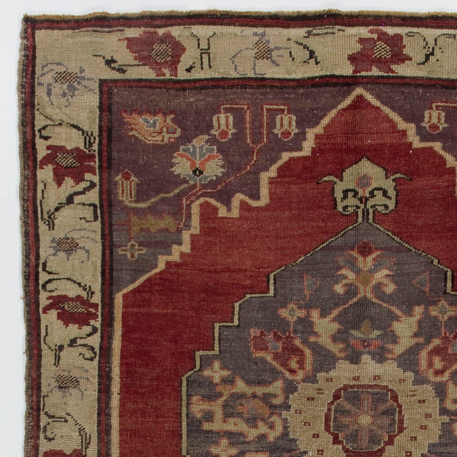 5x10.2 Ft Traditioneller handgefertigter türkischer Dorfteppich im Vintage-Stil in Rot, 100 % Wolle, handgefertigt (Stammeskunst) im Angebot