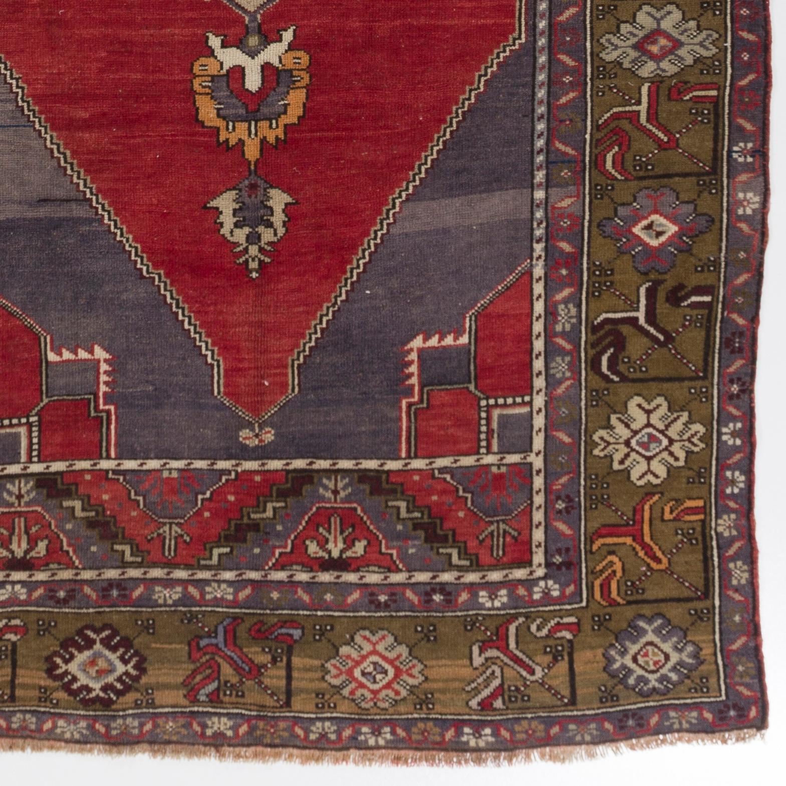 Dieser handgeknüpfte türkische Vintage-Läufer zeigt ein großes, längliches Medaillon in Beige mit geometrischen Blumenmotiven in der Mitte des einfarbig roten Feldes. Die Eckstücke sind in Ceruleanblau gehalten und weisen eine gestreifte Farbtechnik