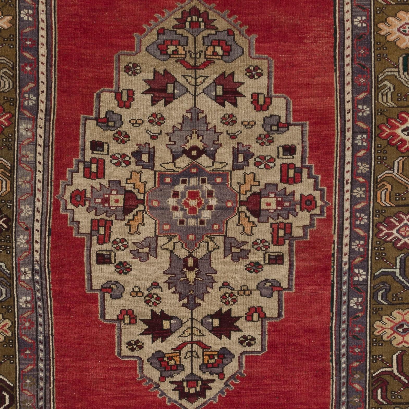 5x11 Ft Vintage Orientalischer Teppich, einzigartiger handgefertigter türkischer Wollteppich in Rot (Stammeskunst) im Angebot
