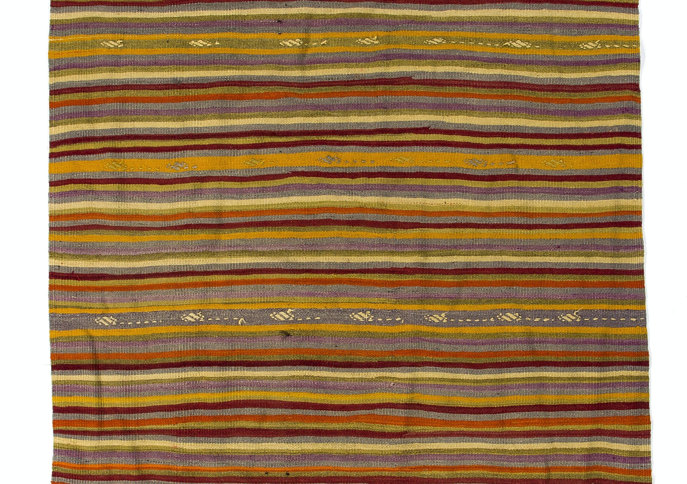 5x11.2 Ft Nomadic Handgefertigter Vintage-Kelim-Teppich mit Bändern 'FlatWeave' aus Wolle, Vintage (Türkisch) im Angebot
