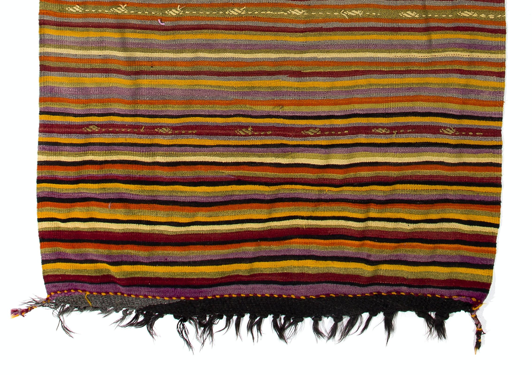 5x11.2 Ft Nomadic Handgefertigter Vintage-Kelim-Teppich mit Bändern 'FlatWeave' aus Wolle, Vintage (Handgewebt) im Angebot