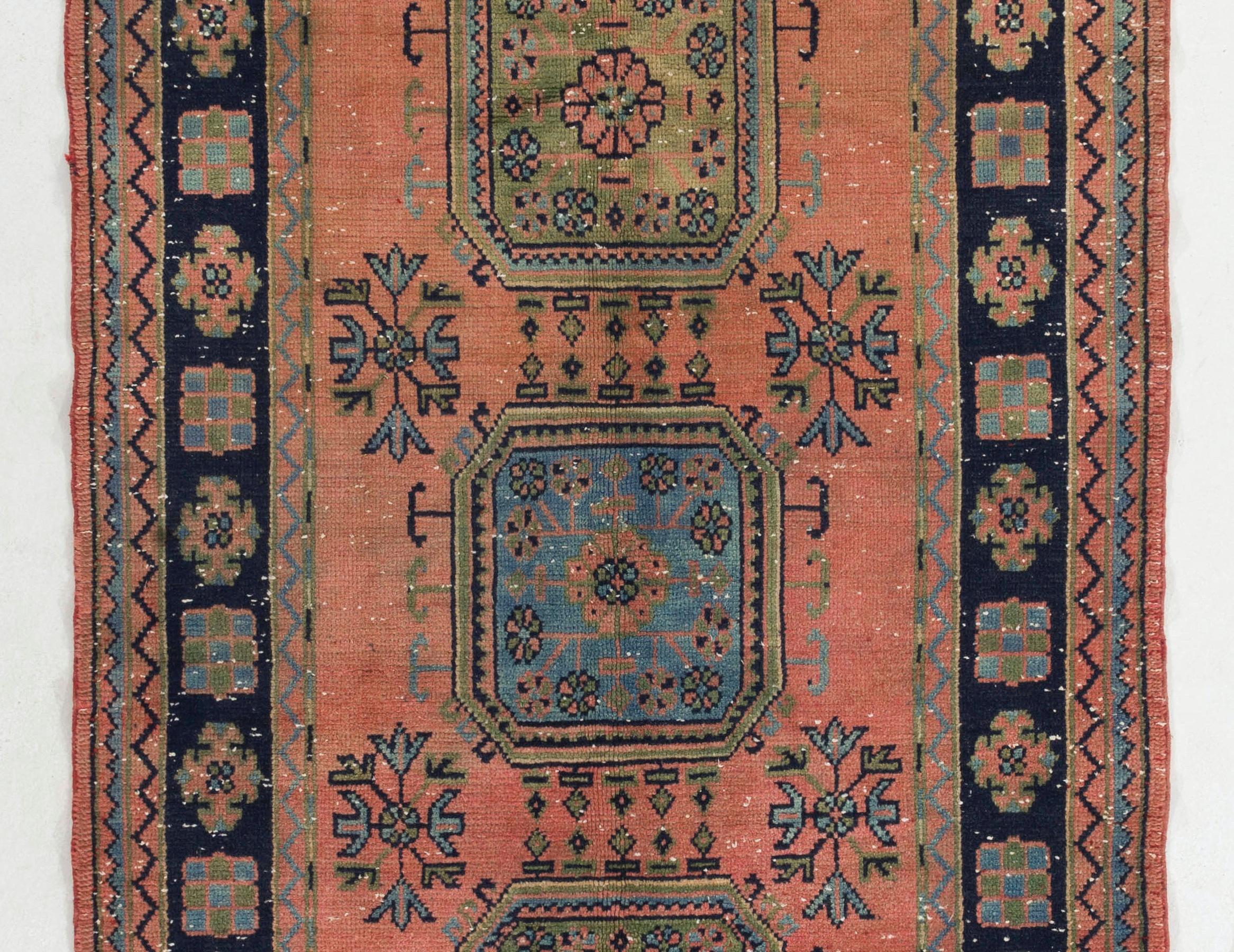 5x11,5 ft Oushak Woll-Läufer aus der Mitte des Jahrhunderts. Einzigartiger Orientteppich für den Hausflur (Türkisch) im Angebot