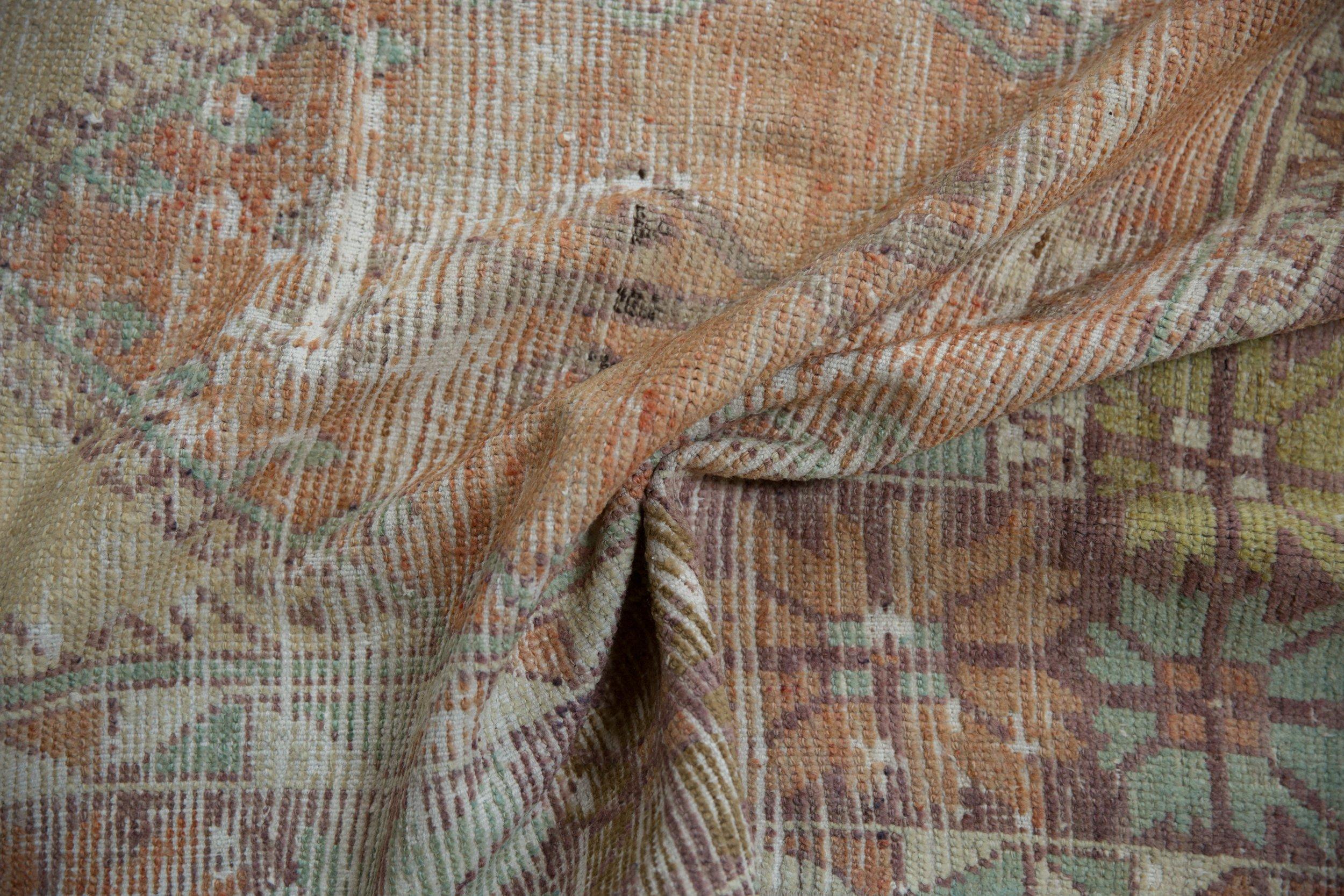 Distressed Oushak-Teppich-Läufer, Vintage (Handgeknüpft) im Angebot