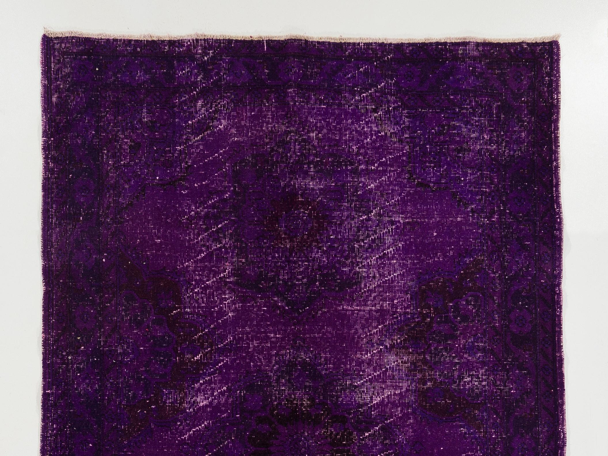 Tapis de course turc vintage provenant de la ville historique de Sille, en Anatolie centrale, surteint d'une riche nuance sombre de violet avec un motif de multiples médaillons complets et partiels sur toute la longueur du champ. Le tapis est