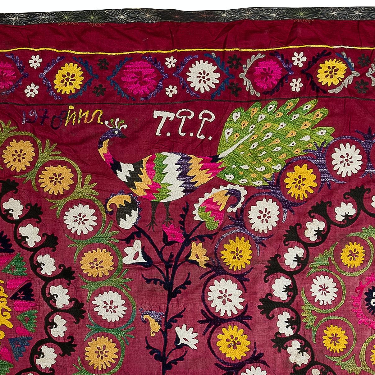 Tapis de table vintage Suzani rouge brodé à l'aiguille, tapisserie murale rouge Suzani 5x12 Ft Bon état - En vente à Spring Valley, NY