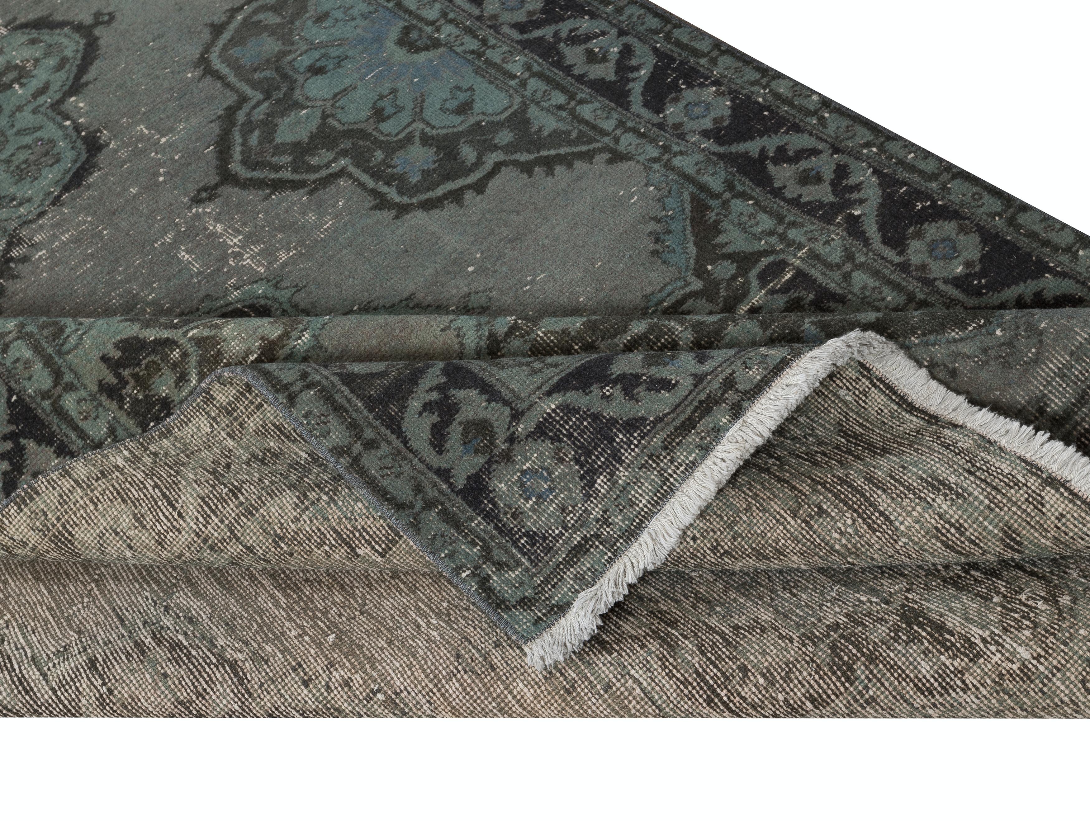 Nos tapis surteints sont tous des pièces vintage nouées à la main qui sont recréées dans notre atelier pour répondre à un plus large éventail de choix de décoration intérieure, du moderne au côtier, de l'industriel au rustique/cottage. Ces tapis