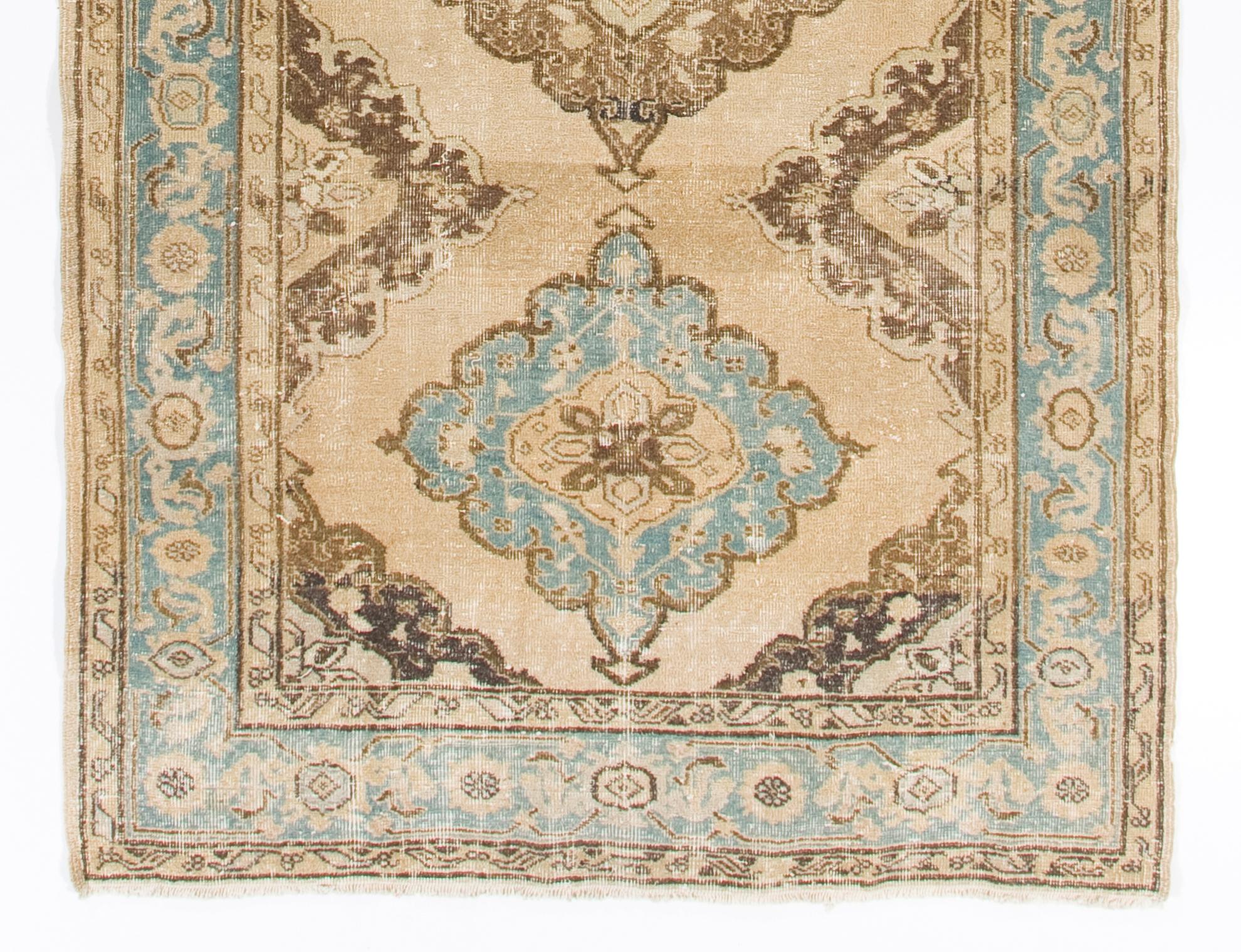 Alfombra de calle Vintage Anatolian Oushak de 5x12,2 pies hecha a mano. Alfombra de pasillo hecha a mano Anudado a mano en venta