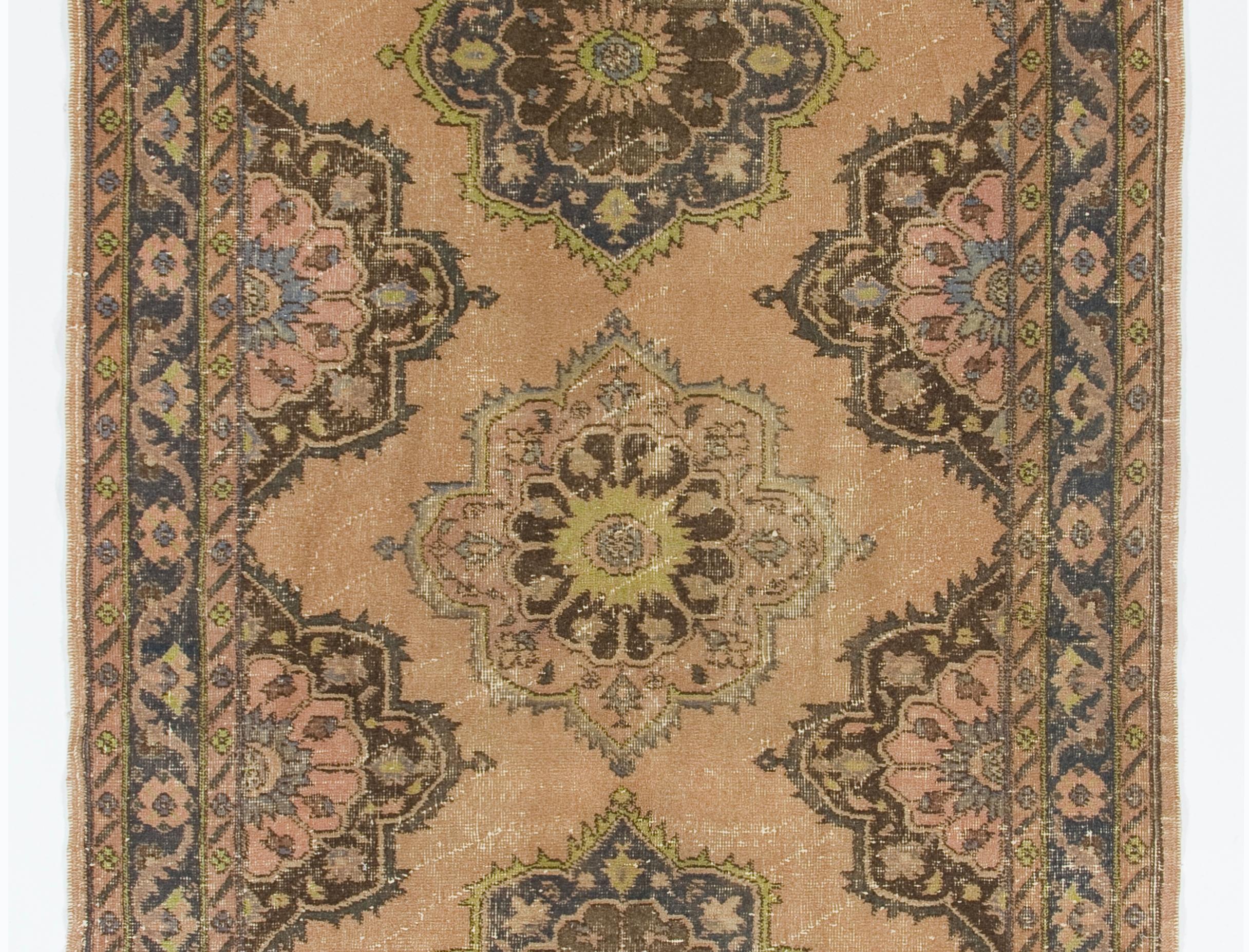Adéntrate en un mundo de elegancia atemporal con esta alfombra de Anatolia vintage hecha a mano, elaborada con una lujosa mezcla de lana y algodón en un relajante tono beige. Esta exquisita pieza de artesanía de Anatolia añade un toque de discreta