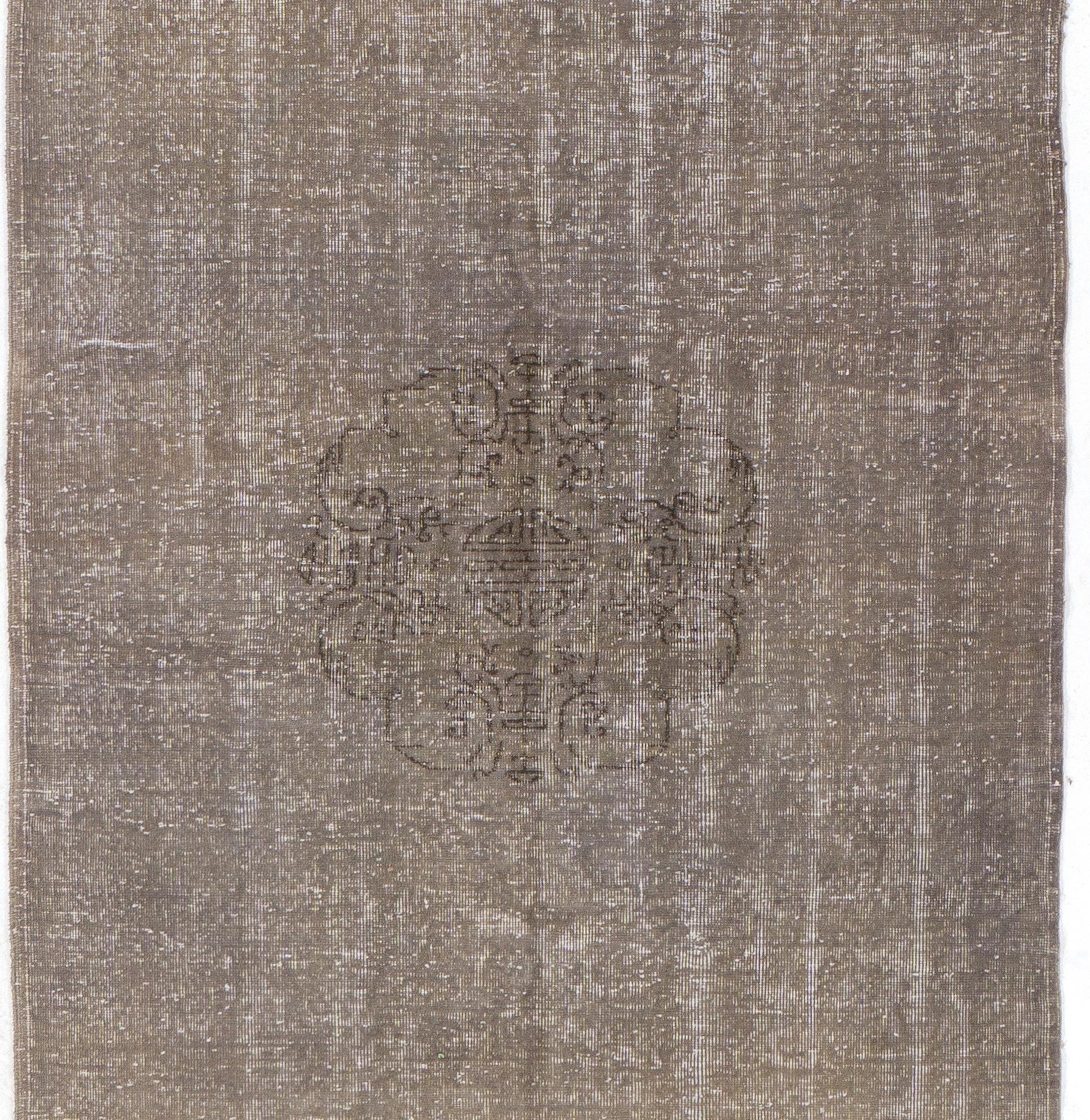 5x12.4 Ft Handgefertigter Vintage-Läufer in Grau. Chinesischer Corridor-Teppich im Art déco-Stil (Moderne) im Angebot