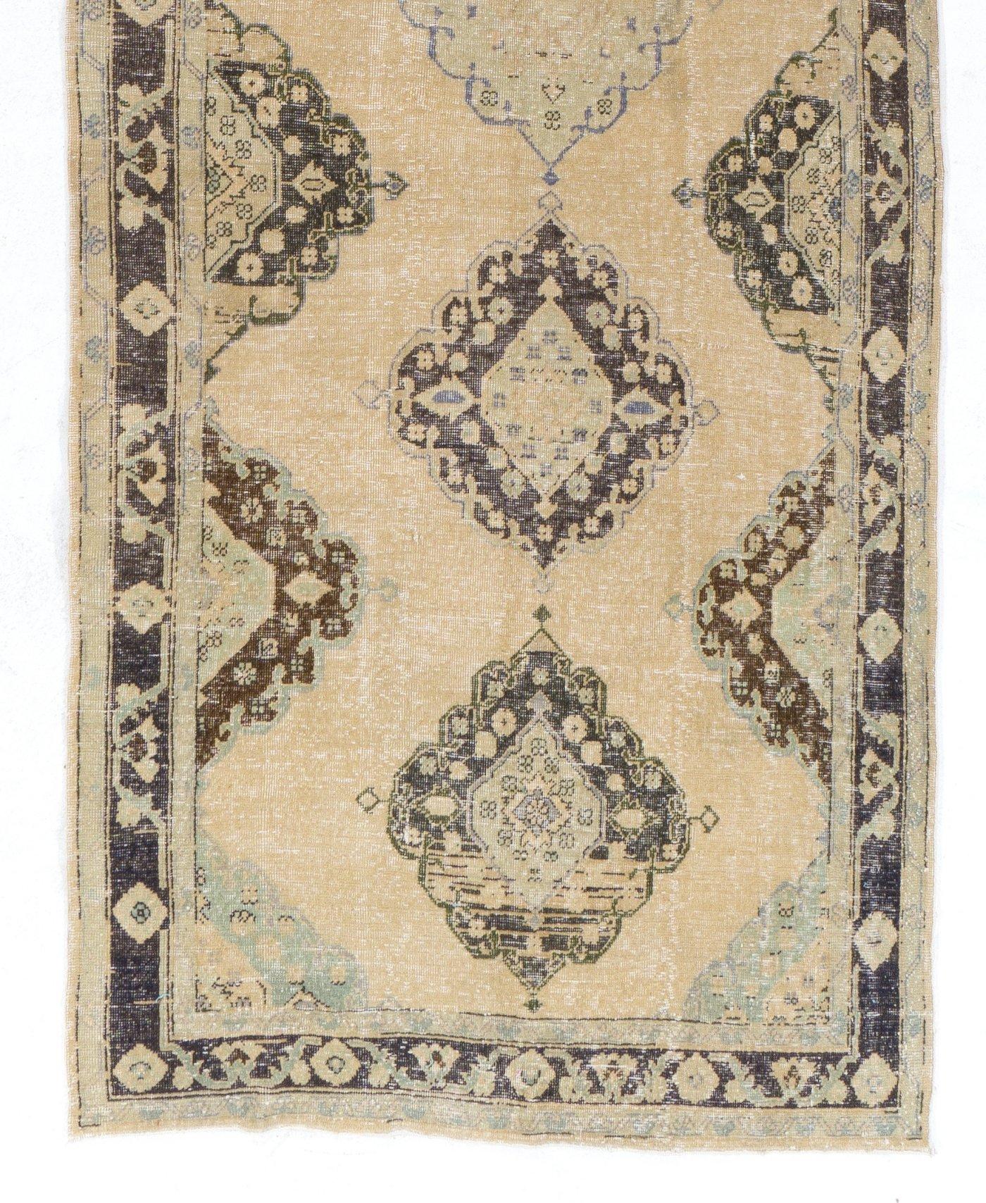 5x12.4 ft Türkischer Flur-Läufer, handgefertigt, Mitte des 20. Jahrhunderts (Oushak) im Angebot