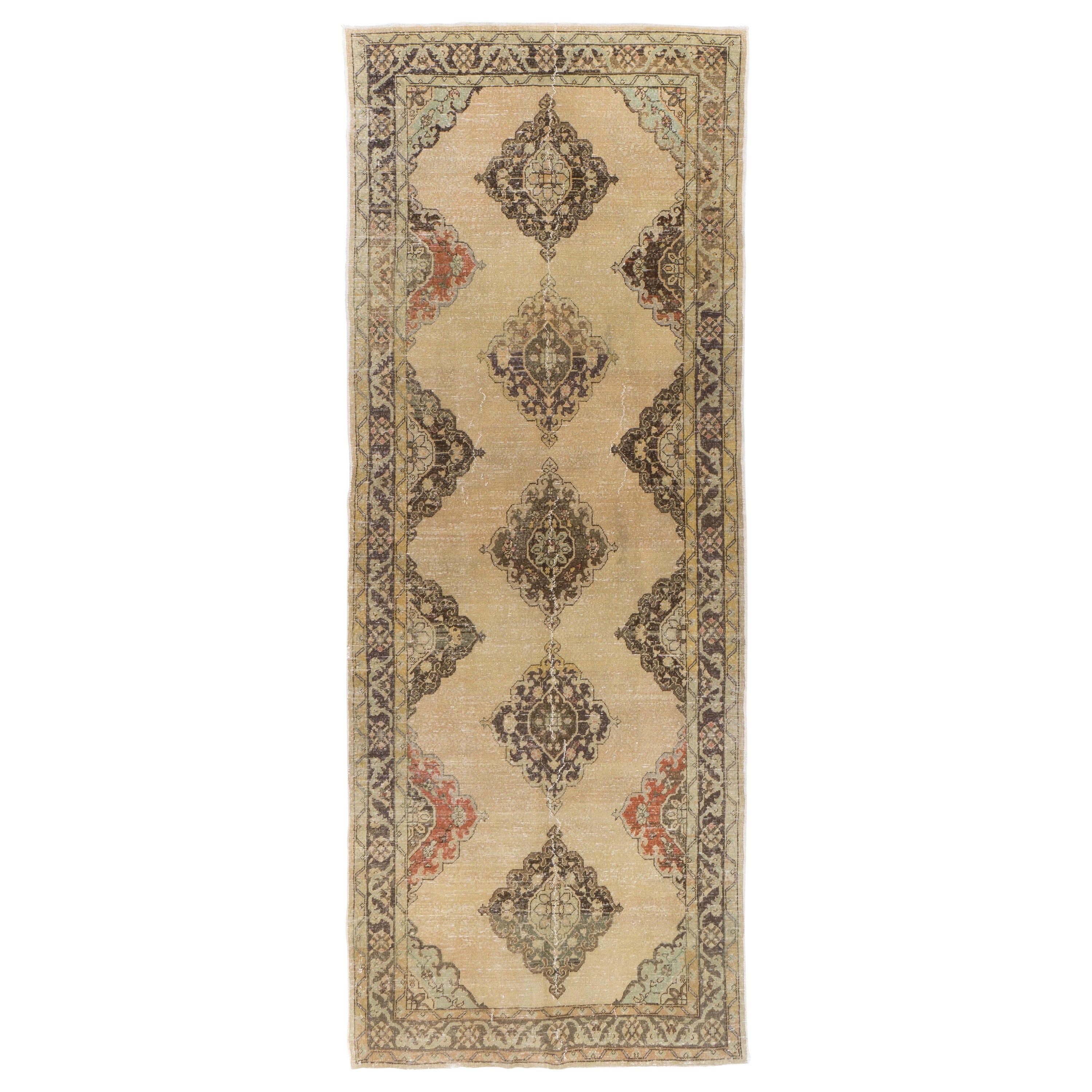 Tappeto Oushak di metà secolo fatto a mano, beige naturale e lana marrone, 5x12,7 piedi in vendita