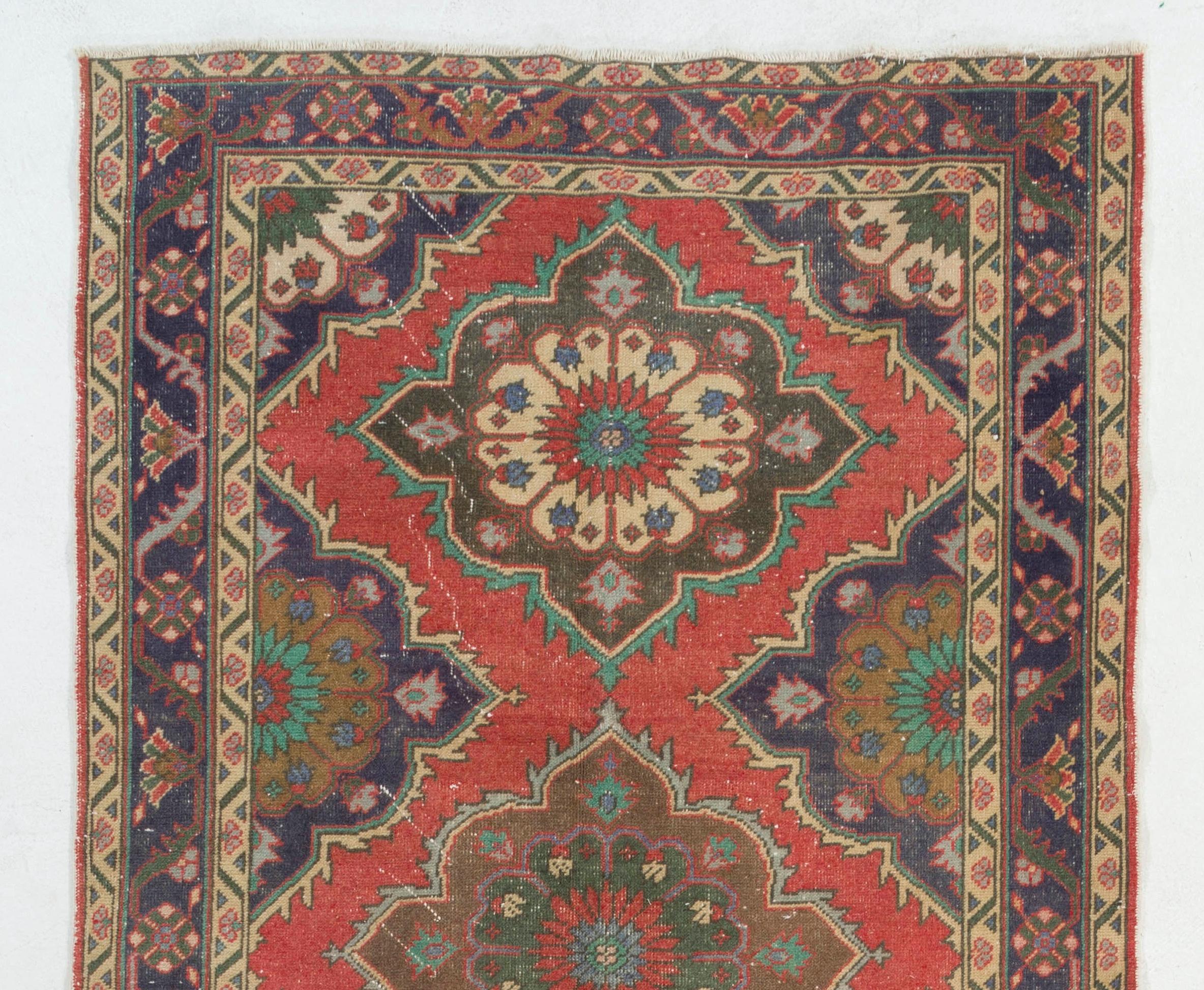Ein türkischer Läufer aus handgeknüpfter Wolle aus dem frühen 20. Jahrhundert mit weichem Wollflor auf Baumwollgrund. Es weist ein mehrfaches Medaillonmuster in Rot, Indigo, Beige und Grün auf.
Sehr guter Zustand. Robust und so sauber wie ein