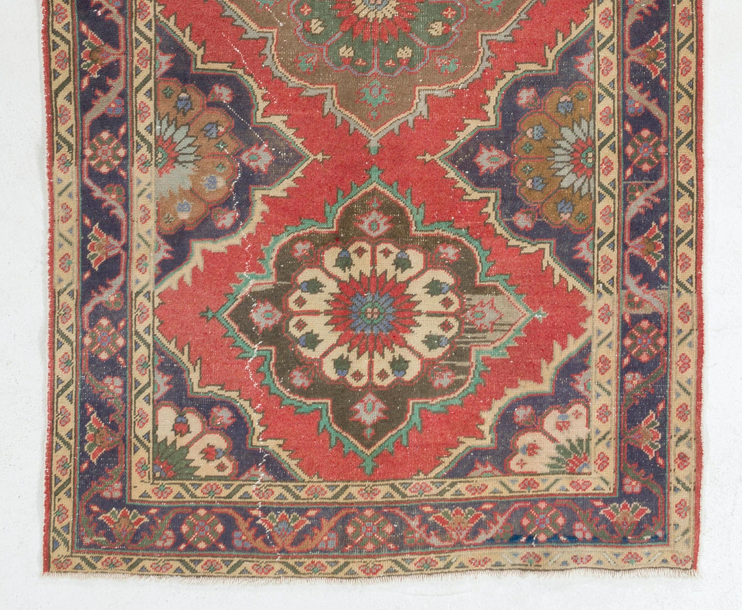 Traditioneller handgefertigter Oushak-Woll-Läufer in Rot und Indigo, 5x13 m (Handgeknüpft) im Angebot