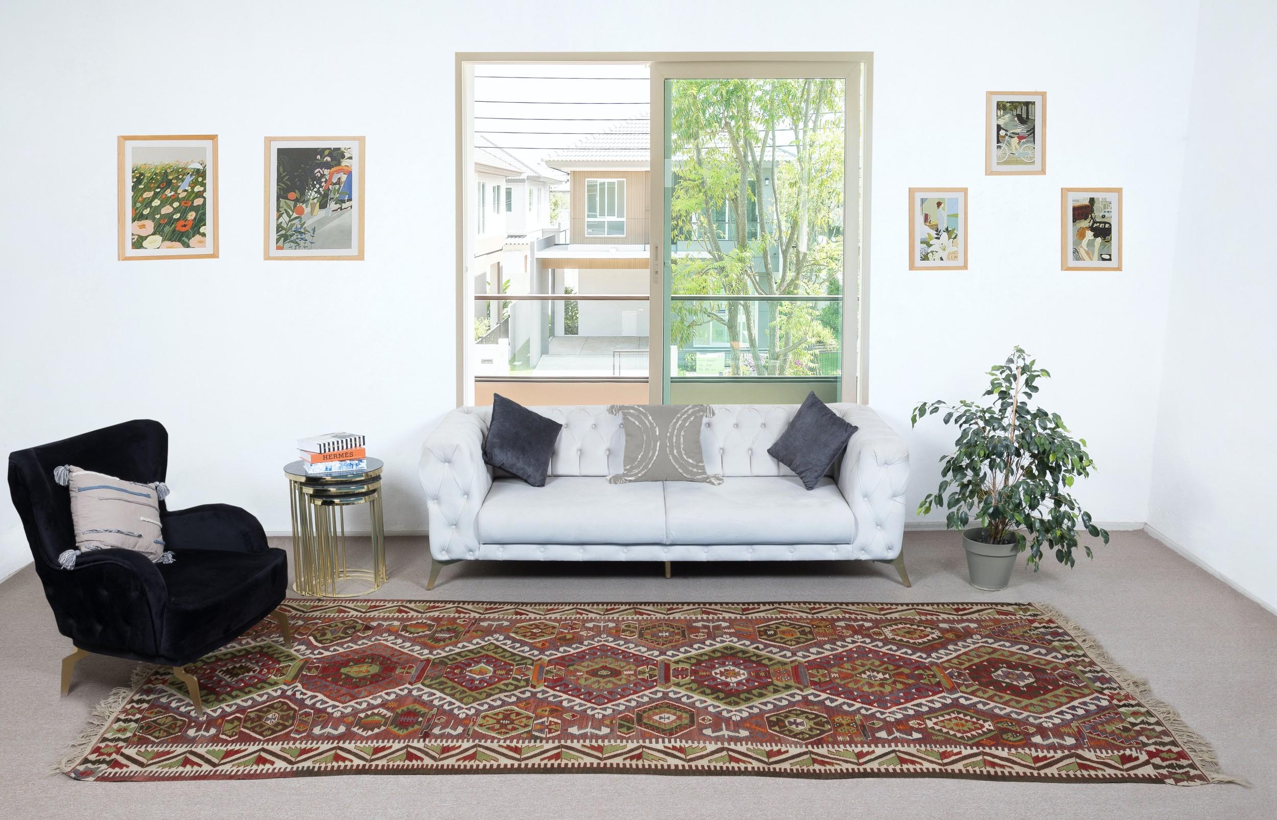 Begeben Sie sich auf eine Reise durch die türkische Tradition mit diesem exquisiten, handgewebten Kelimteppich aus türkischer Wolle, einem Zeugnis der dauerhaften Handwerkskunst anatolischer Kunsthandwerker. Mit großer Sorgfalt und Liebe zum Detail