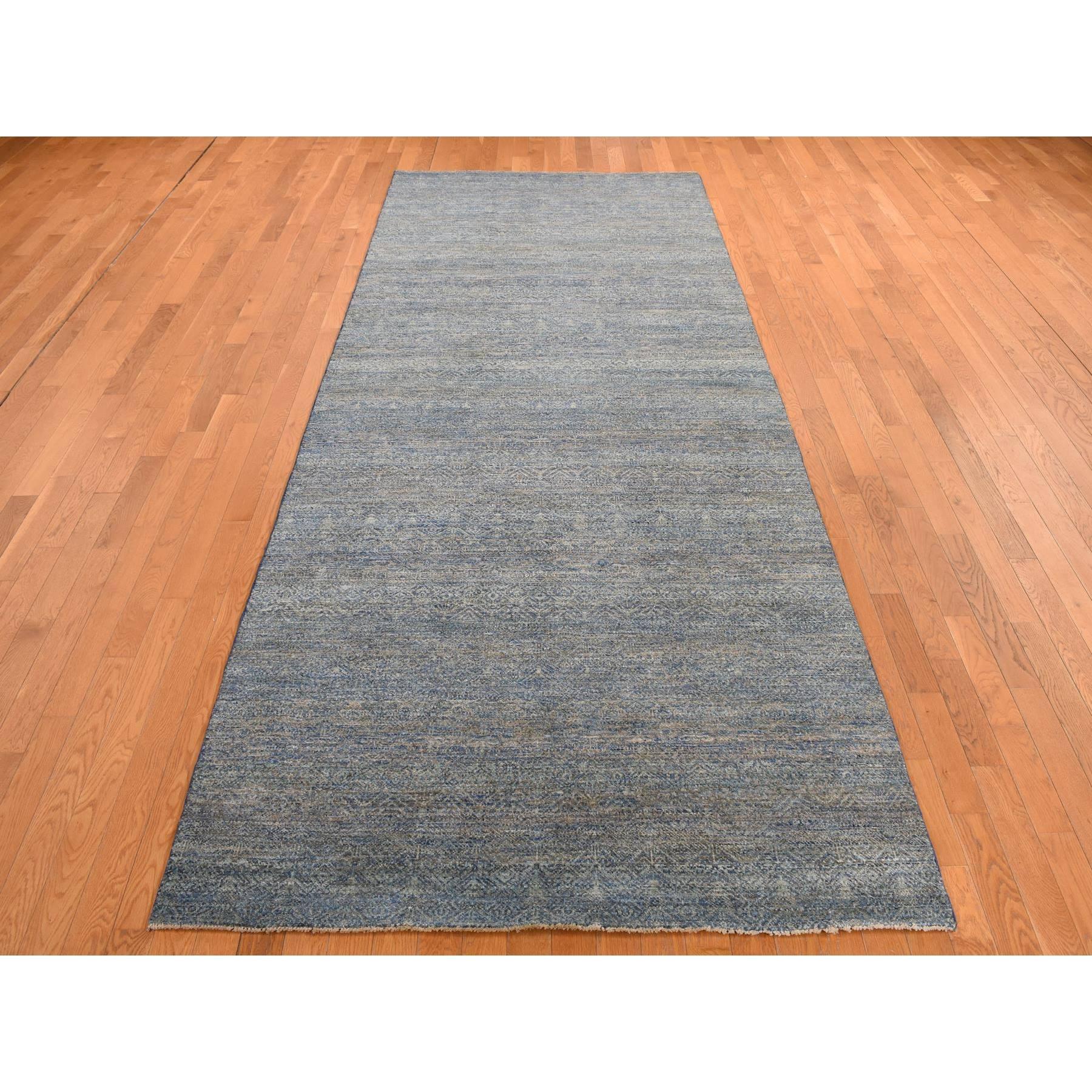 Blu Yale, Collezione Kohinoor, Moderno, Tono su tono, 100% Lana, Annodato a mano, Misura da galleria, Tappeto orientale
Materiali primari: Lana
Lattice: No Pile 
altezza: 0,25 pollici
Stile: Di transizione
Colore primario: Blu
Colori secondari: