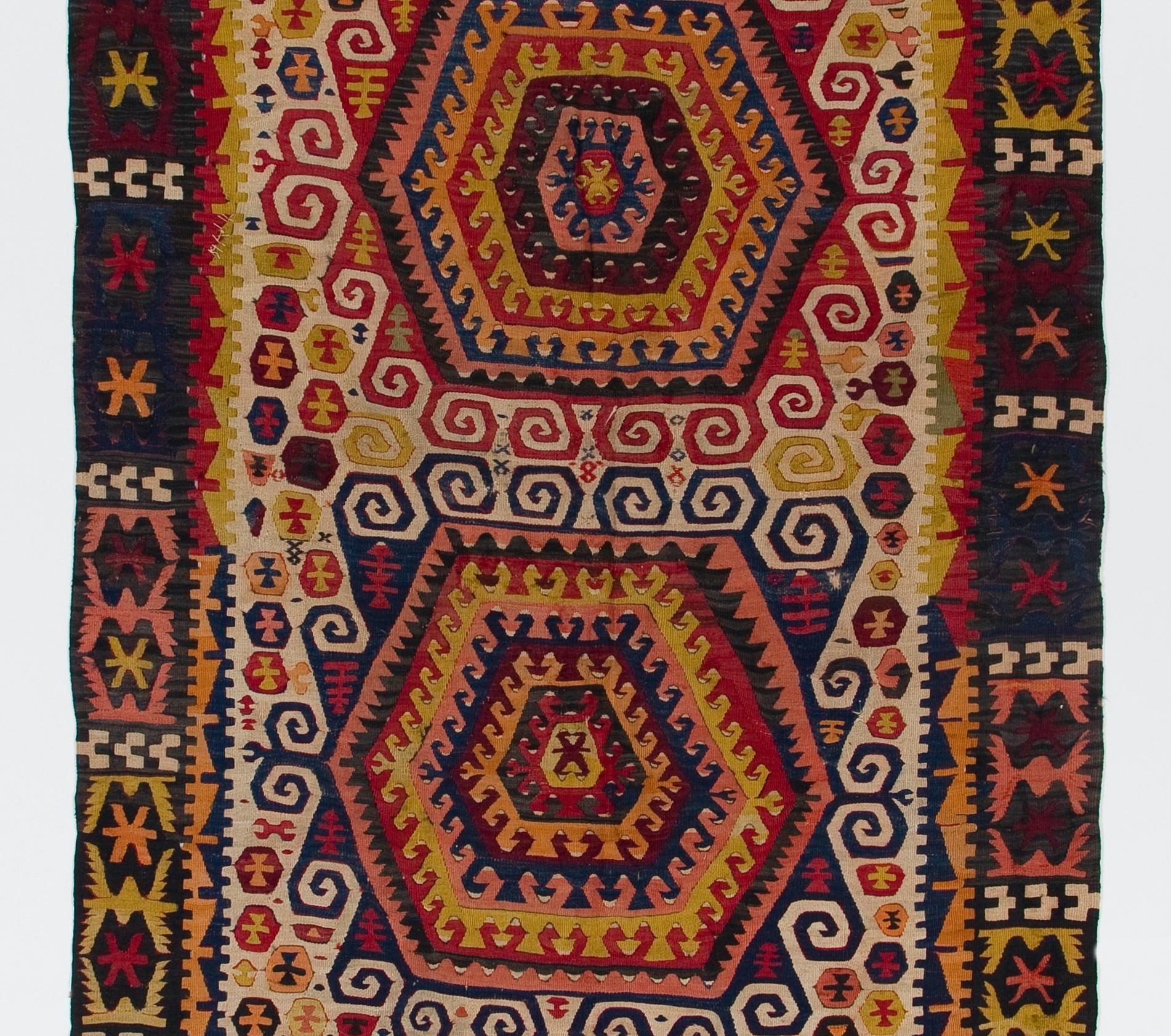 Ein antiker türkischer Kilim (flachgewebter Teppich) mit satten, pflanzengefärbten Farben. 
Sehr guter Originalzustand. Es ist fein handgewebt und aus Wolle gefertigt. 
Maße: 5 x 14 Ft.