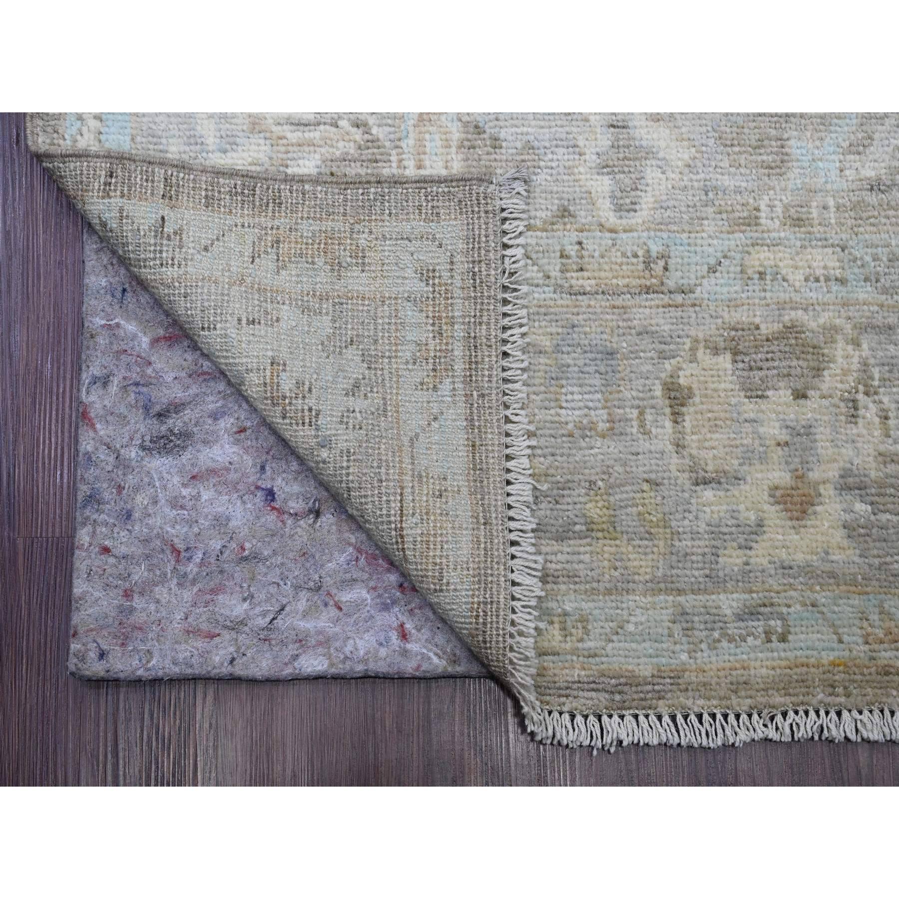 Marrone scuro vaniglia, Afghan Angora Oushak con Design/One annodato a mano, tinture vegetali, 100% lana, Runner lungo e largo, Tappeto Orientale
Materiali primari: Lana
Lattice: No Pile 
altezza: 0,25 pollici
Stile: Di transizione
Colore primario:
