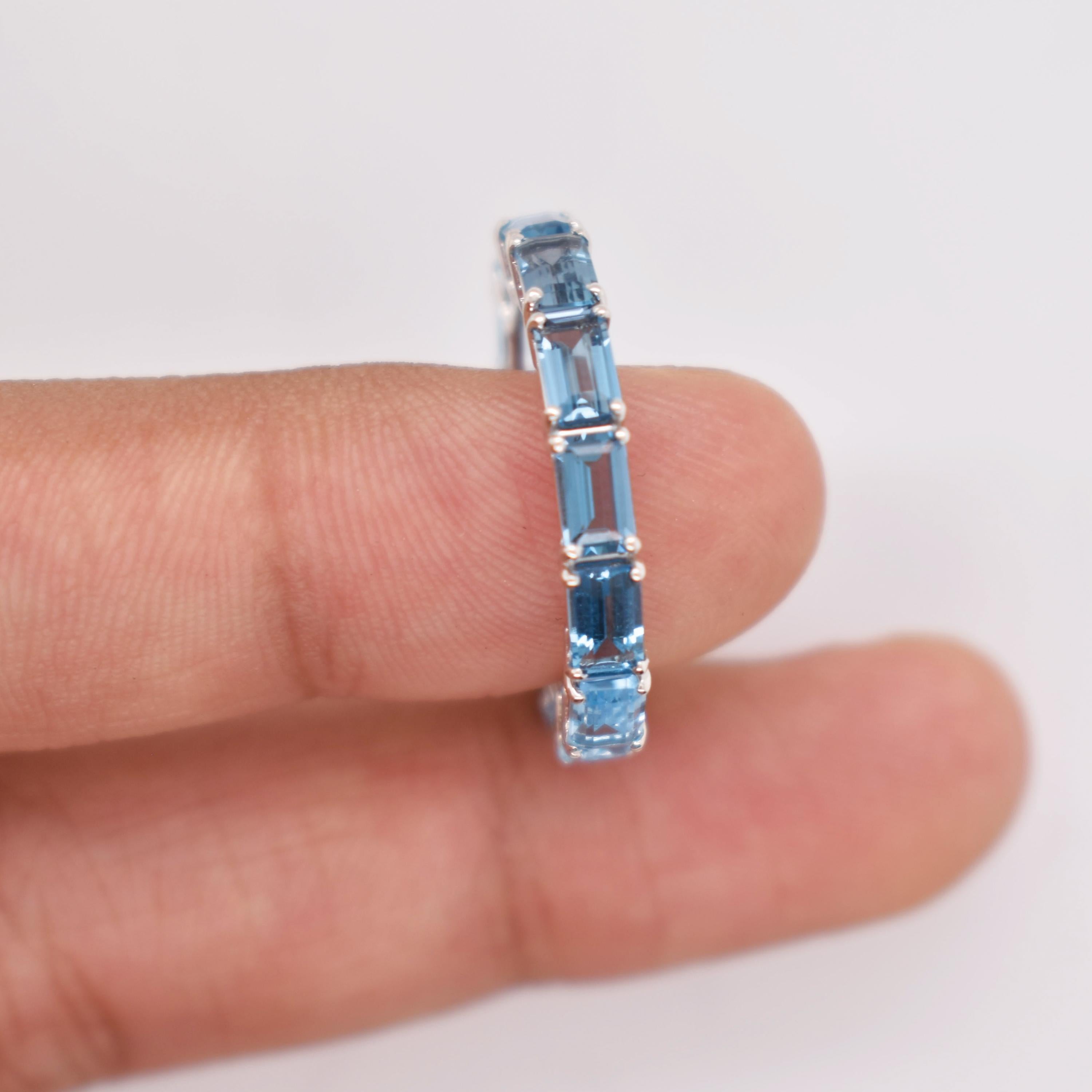 En vente :  5x3 MM Octagon Gradient Blue Topaz Gemstones Eternity Band White Gold Ring 10