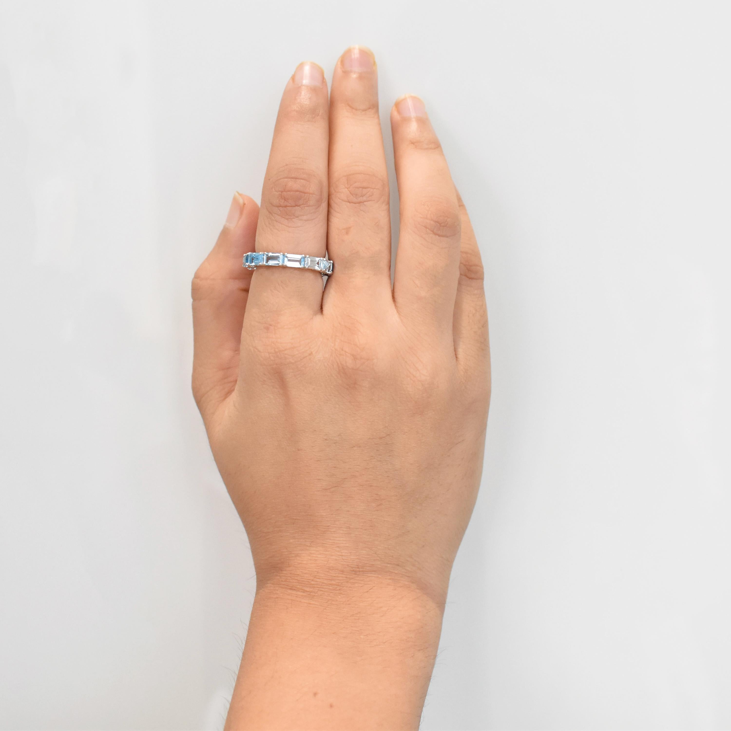 En vente :  5x3 MM Octagon Gradient Blue Topaz Gemstones Eternity Band White Gold Ring 11