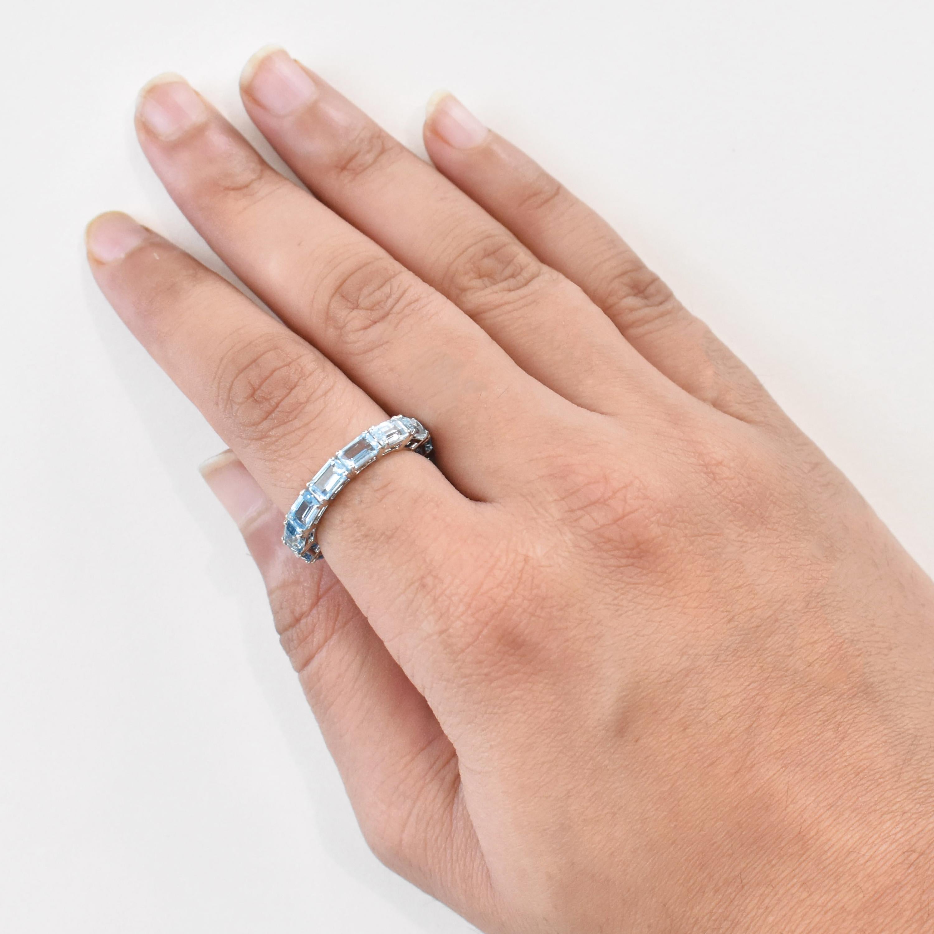 En vente :  5x3 MM Octagon Gradient Blue Topaz Gemstones Eternity Band White Gold Ring 14