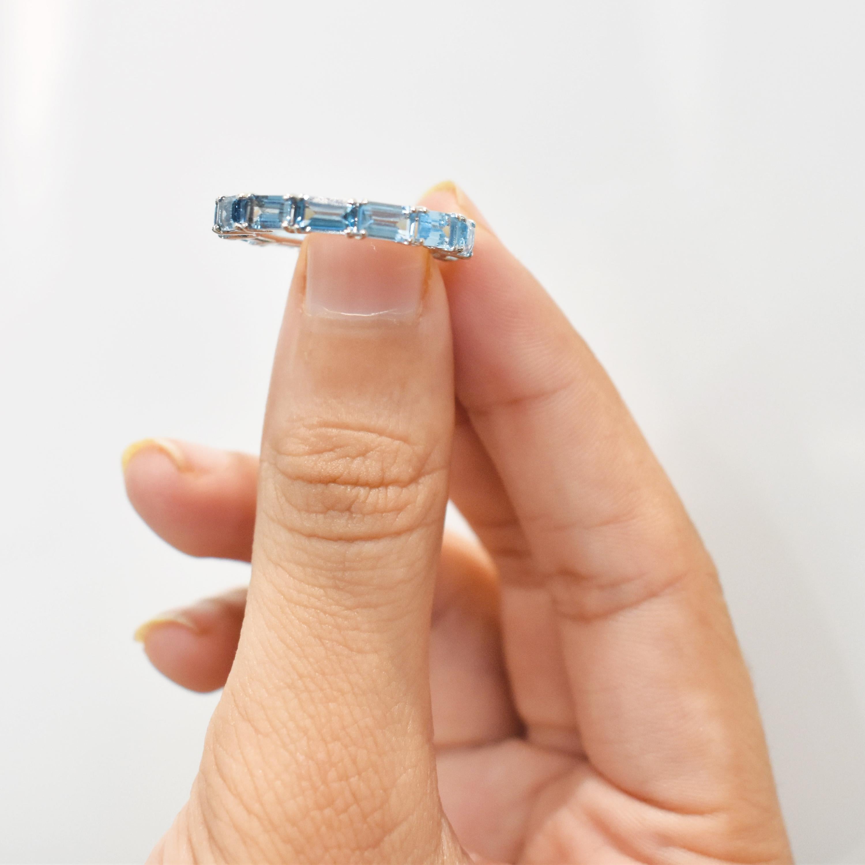 En vente :  5x3 MM Octagon Gradient Blue Topaz Gemstones Eternity Band White Gold Ring 17