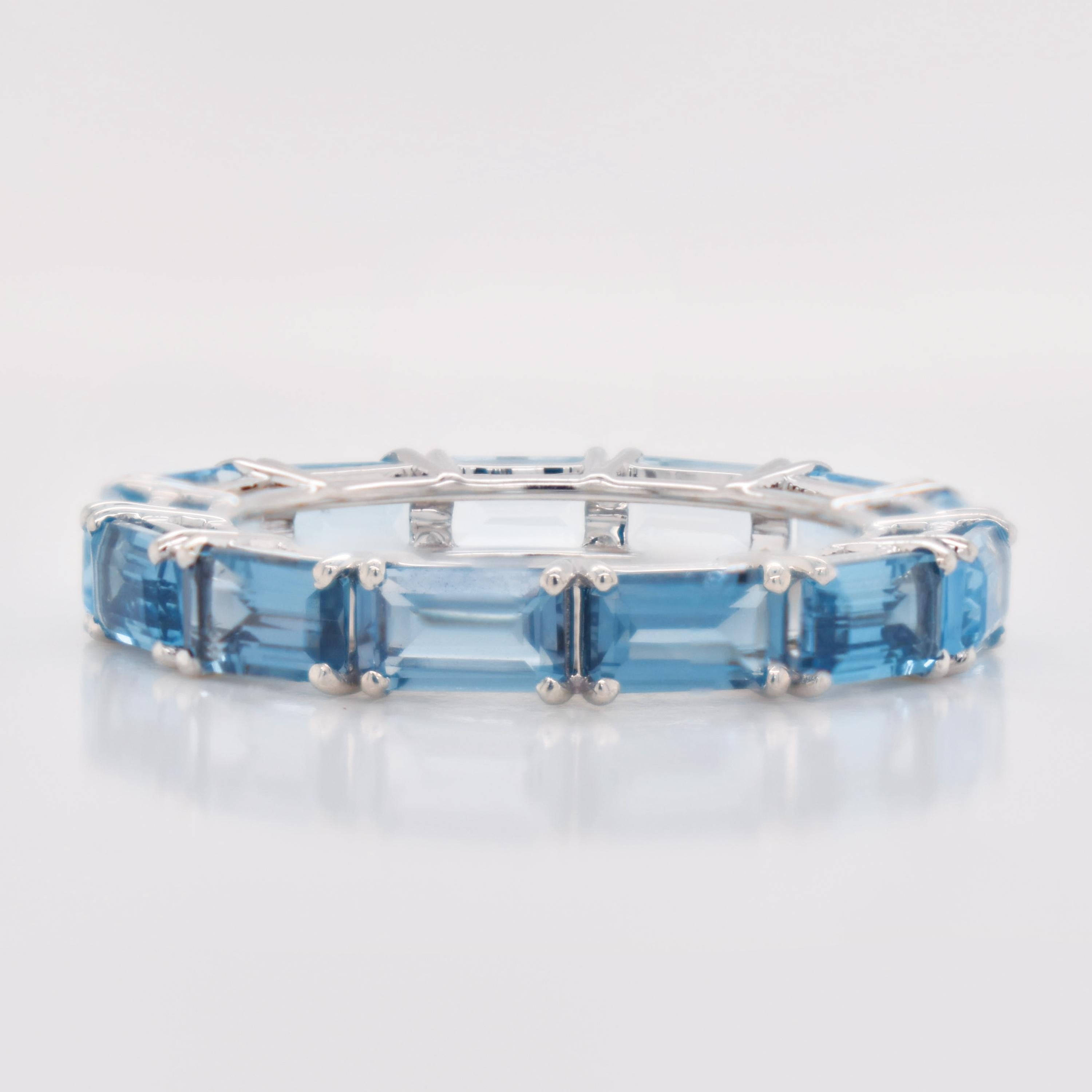 En vente :  5x3 MM Octagon Gradient Blue Topaz Gemstones Eternity Band White Gold Ring 3
