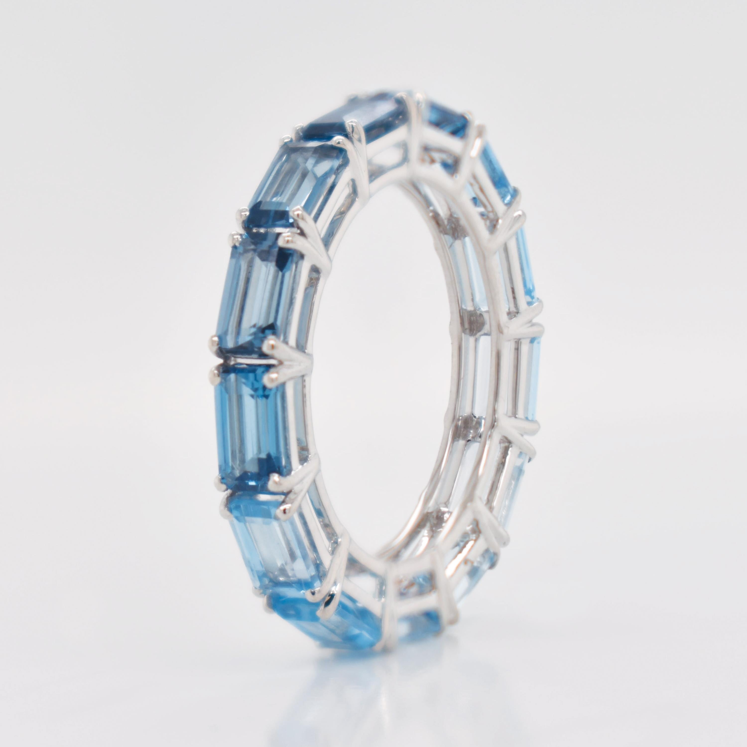 En vente :  5x3 MM Octagon Gradient Blue Topaz Gemstones Eternity Band White Gold Ring 4
