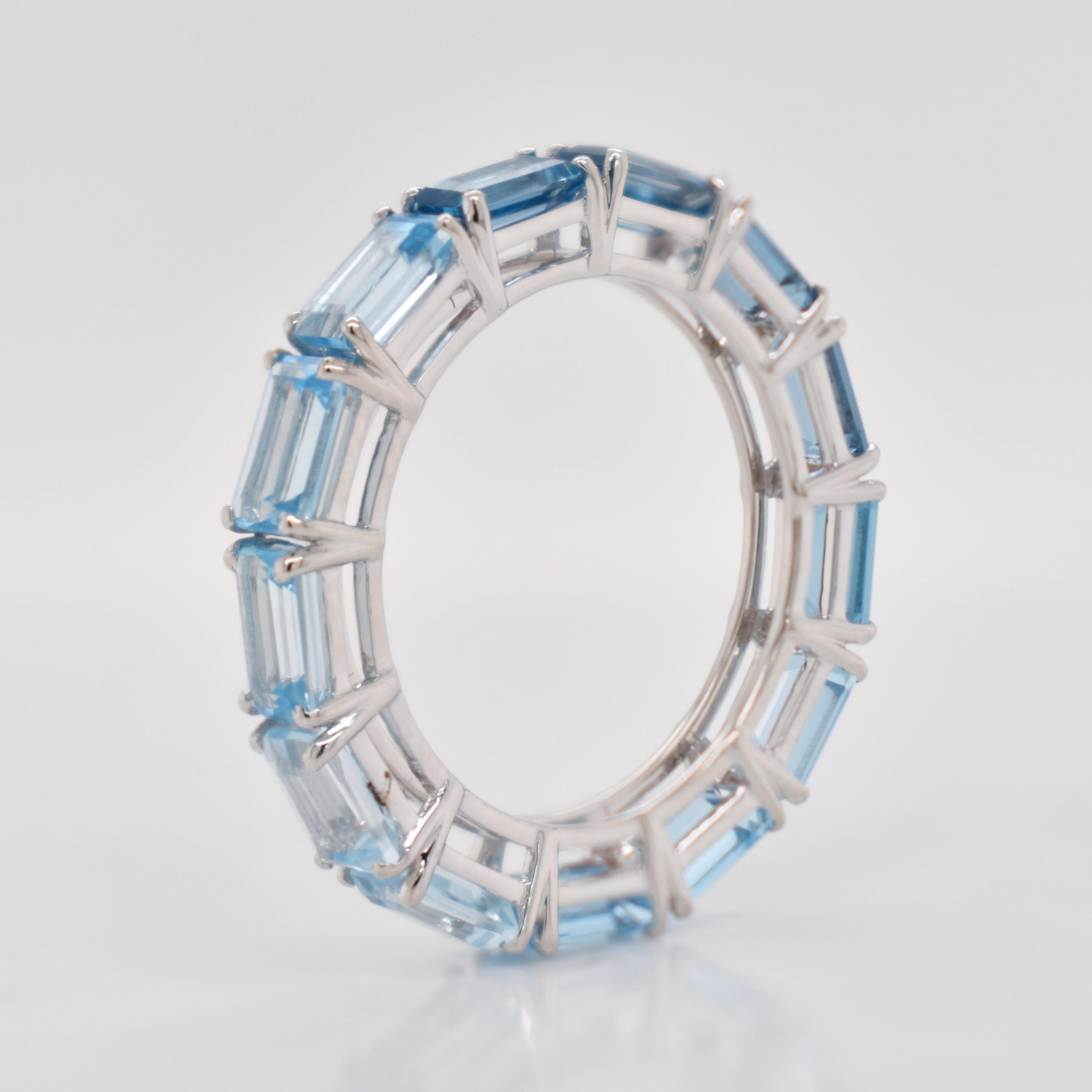 En vente :  5x3 MM Octagon Gradient Blue Topaz Gemstones Eternity Band White Gold Ring 5