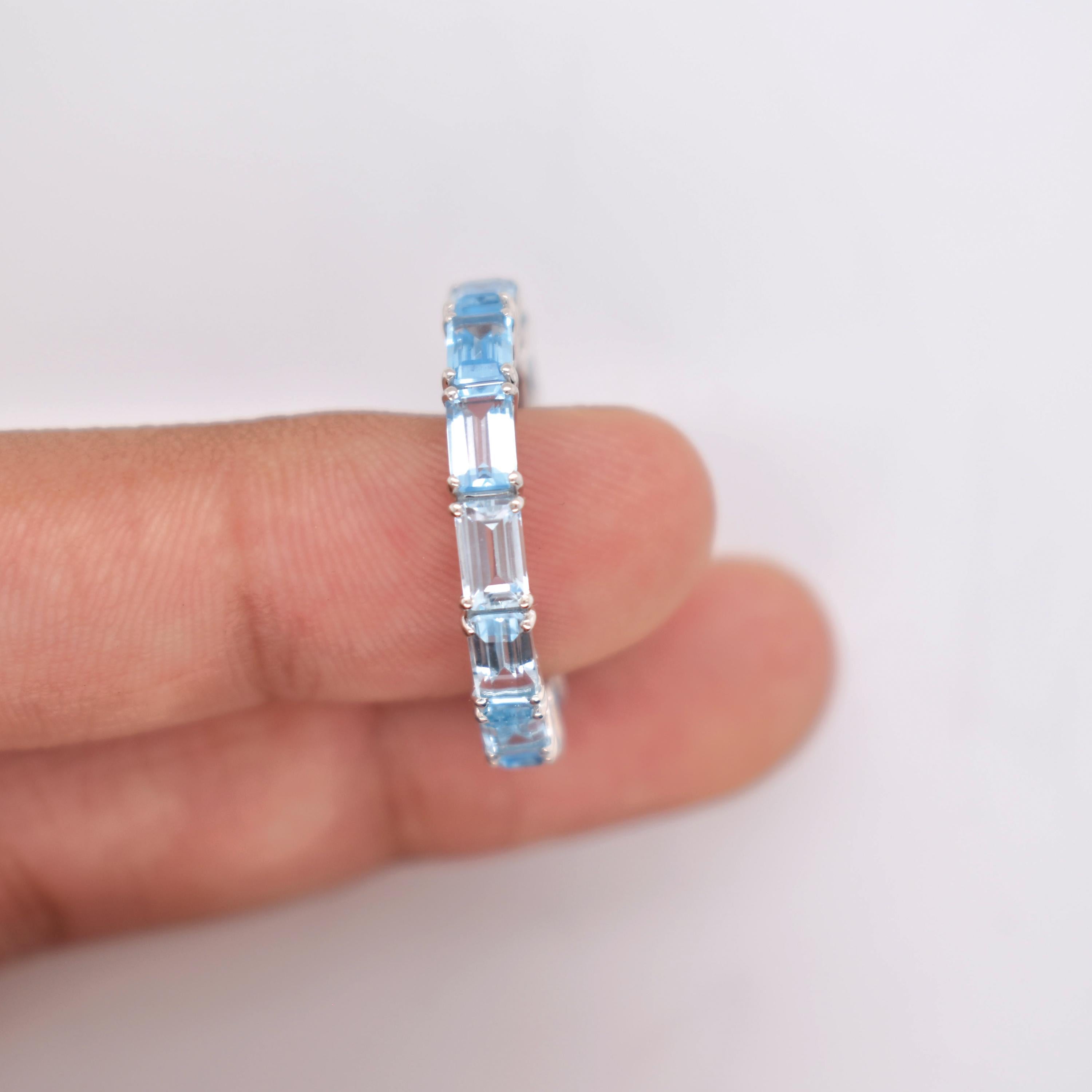 En vente :  5x3 MM Octagon Gradient Blue Topaz Gemstones Eternity Band White Gold Ring 8